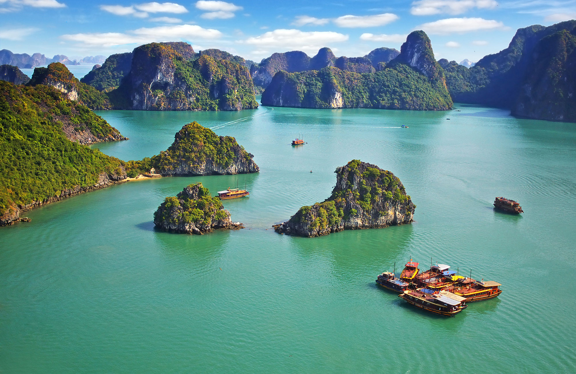 Kalkstenen rotsen en een paar boten in de beroemde Ha Long Bay in Vietnam