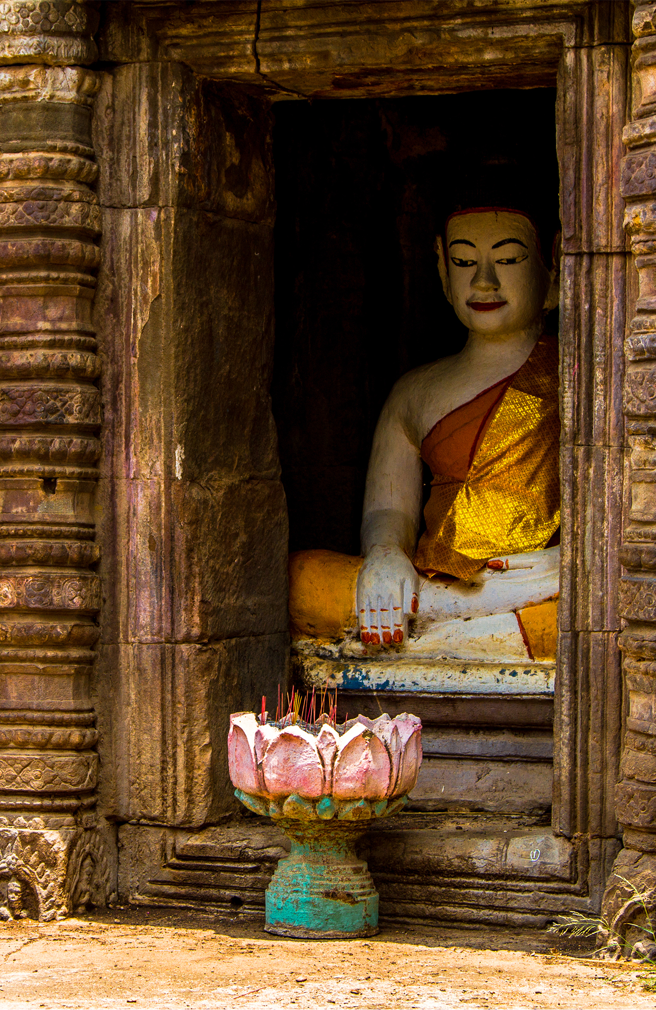 Altaar met wierook voor standbeeld in Cambodja | Backpacken Cambodja | KILROY