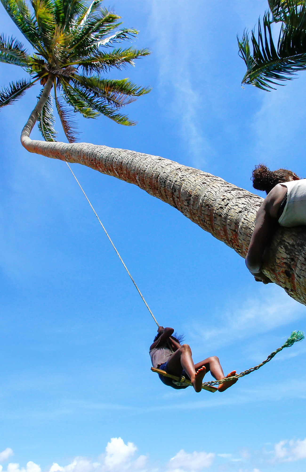 Persoon op een schommel | Rondreis Fiji | KILROY