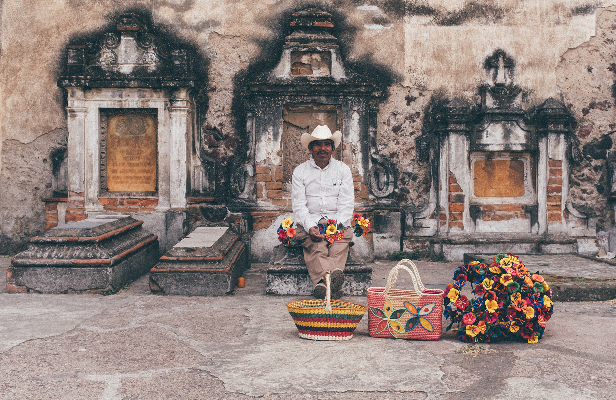 Man verkoop bloemen op begraafplaats | Rondreizen Mexico | KILROY
