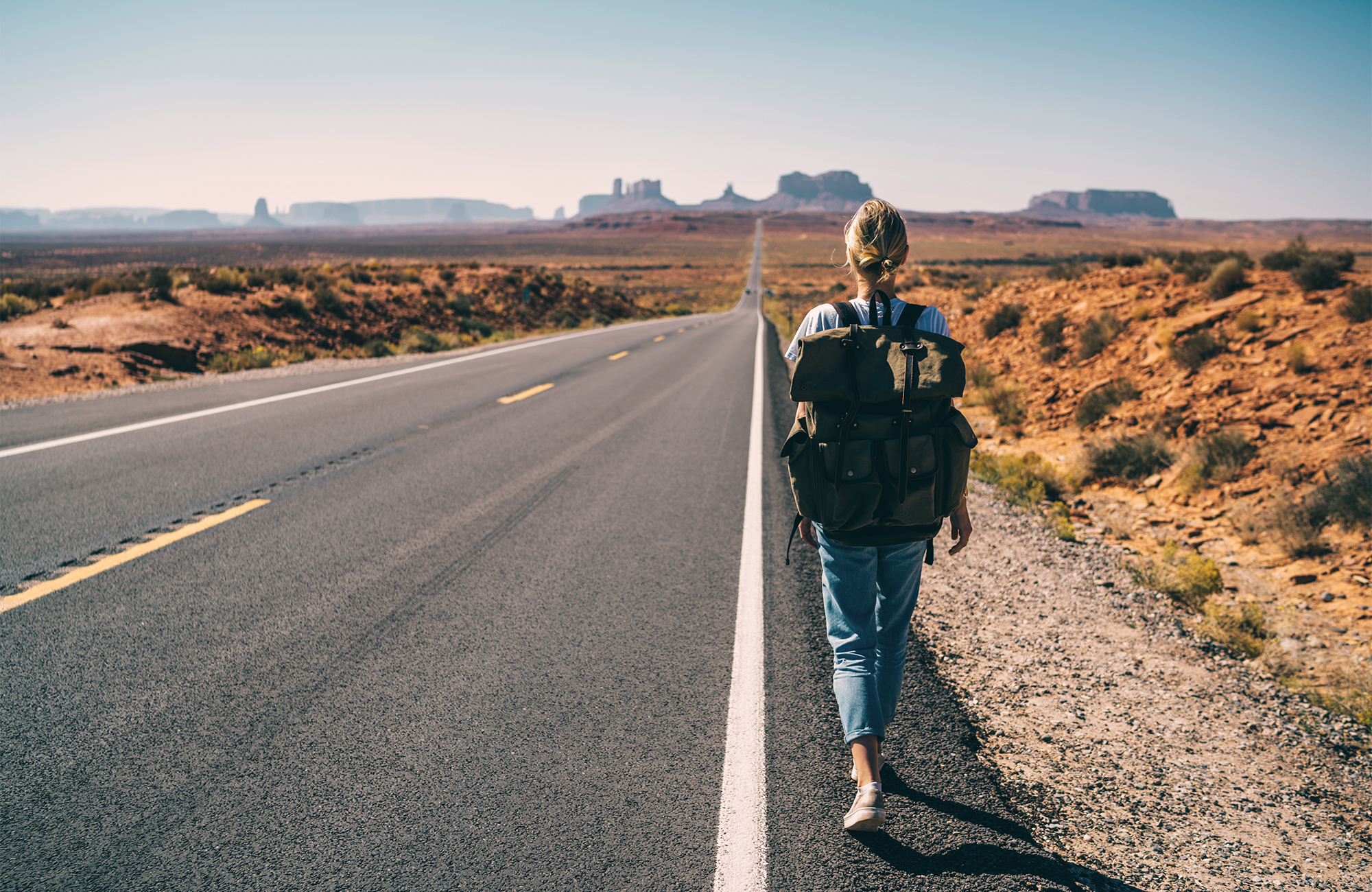 Vrouw die loopt over een weg | Reizen door Noord-Amerika | KILROY