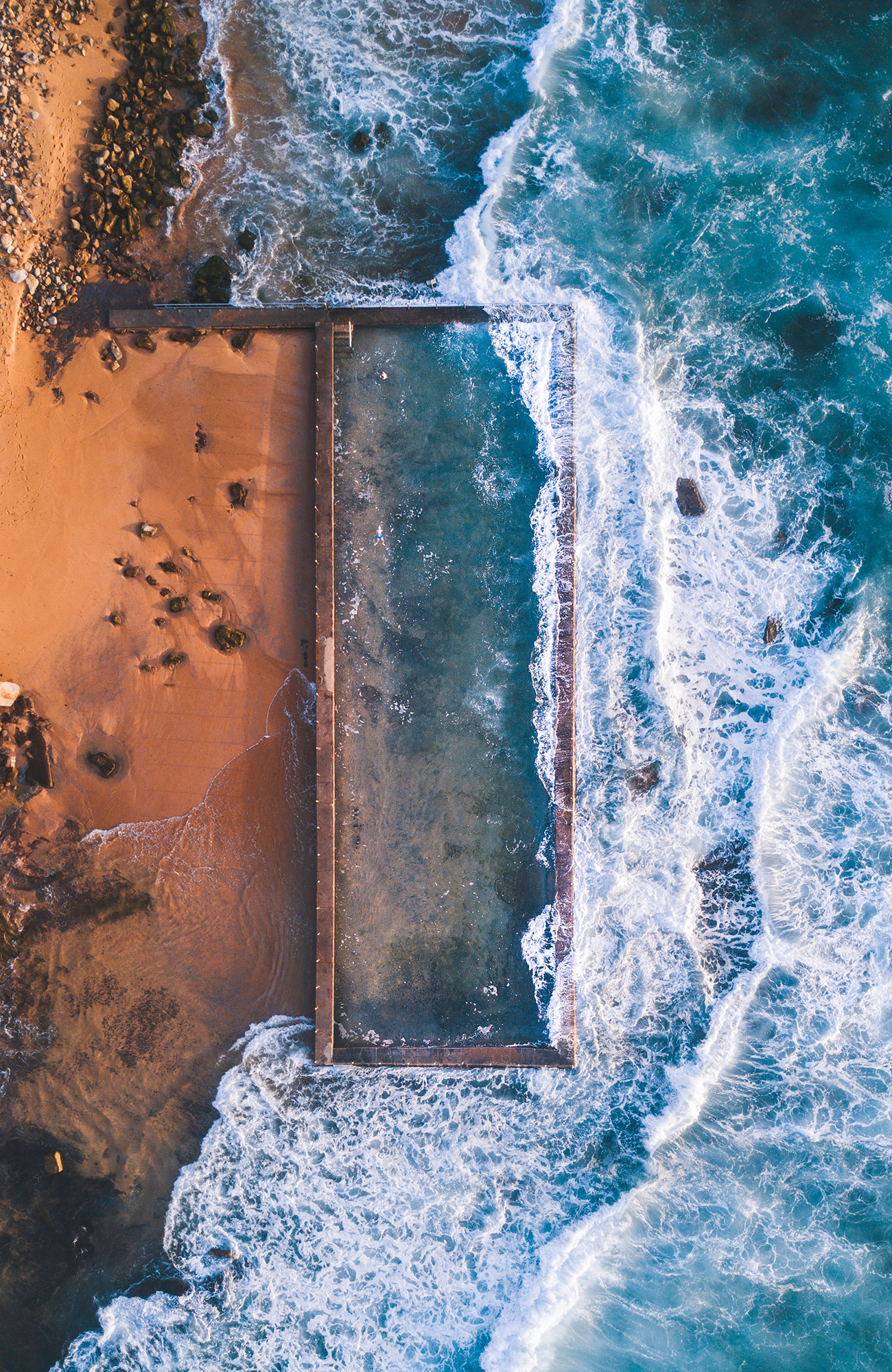 Luchtfoto van een zwembad op het strand bij Sydney | Reizen naar Sydney | KILROY