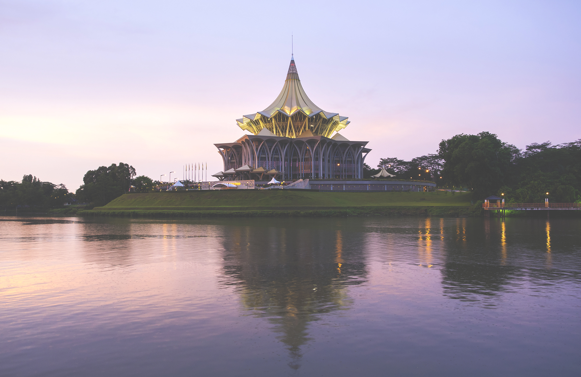 kuching-malaysia-state-legislative-assembly-building-dewan-undangan-negeri-cover