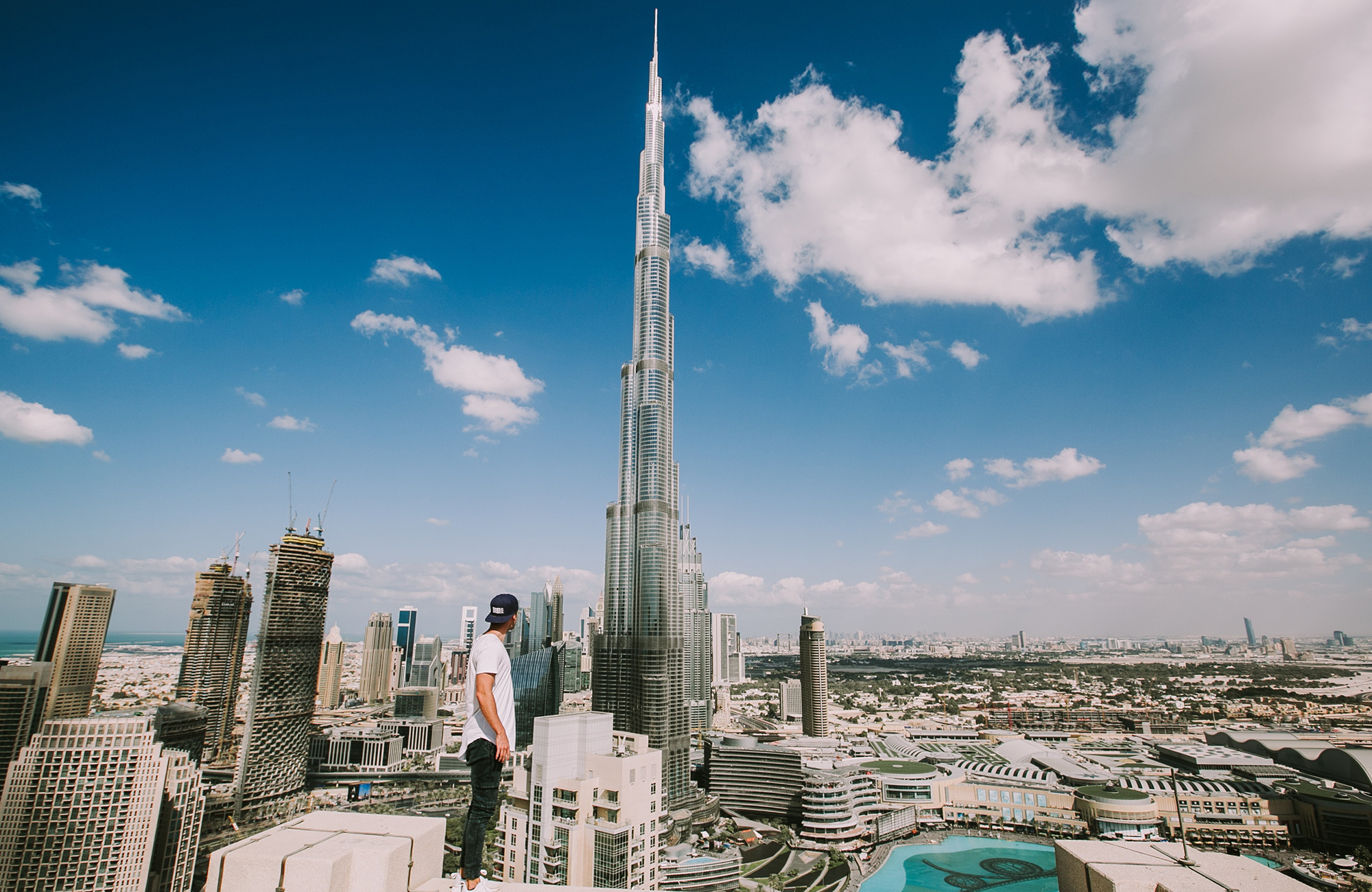Jongen kijkend naar Burj Khalifa in Dubai | Reizen met KILROY