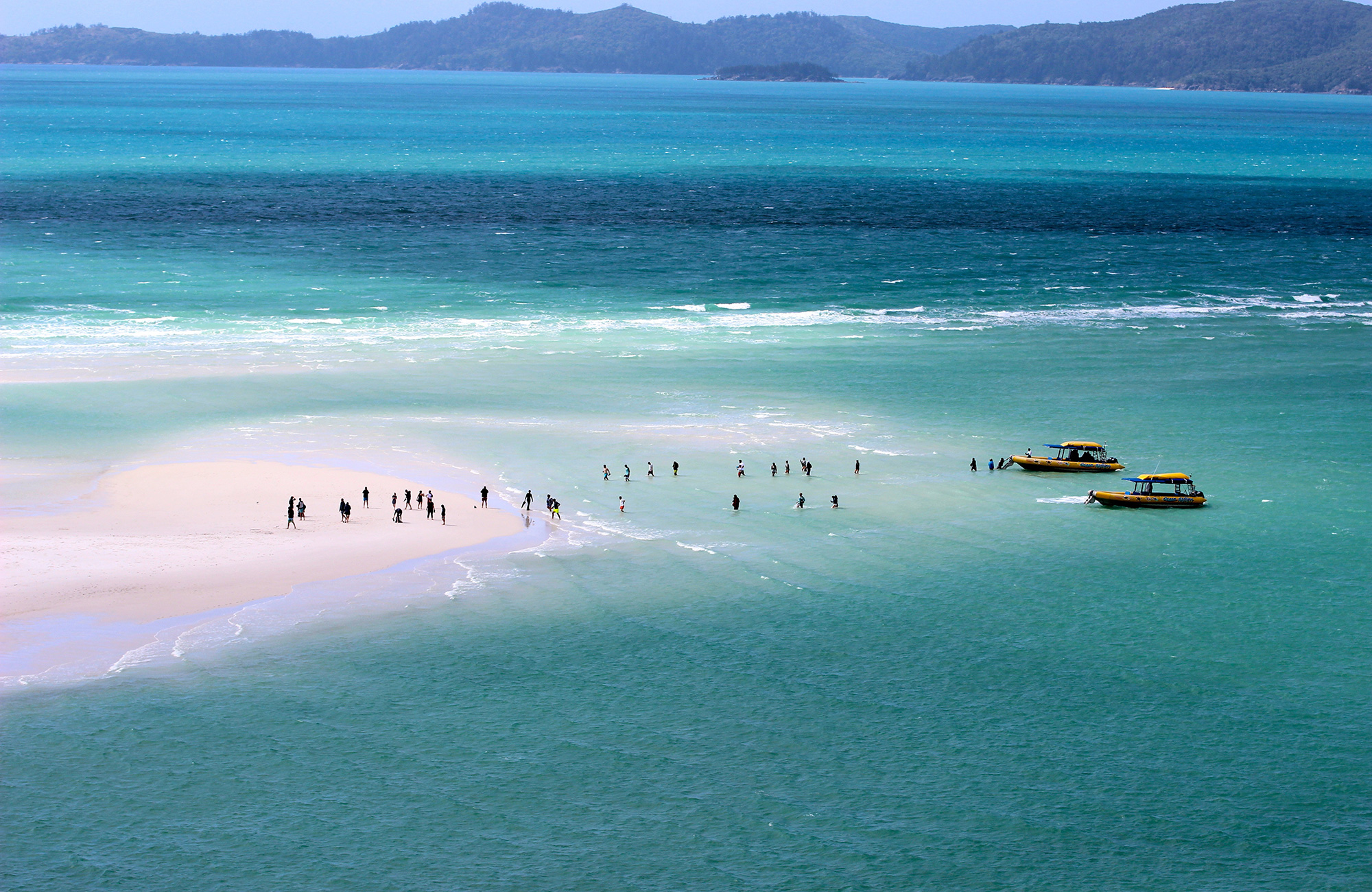 Luchtfoto van reizigers in en op het water van de Whitsunday Islands | Reizen naar de Whitsunday Islands | KILROY