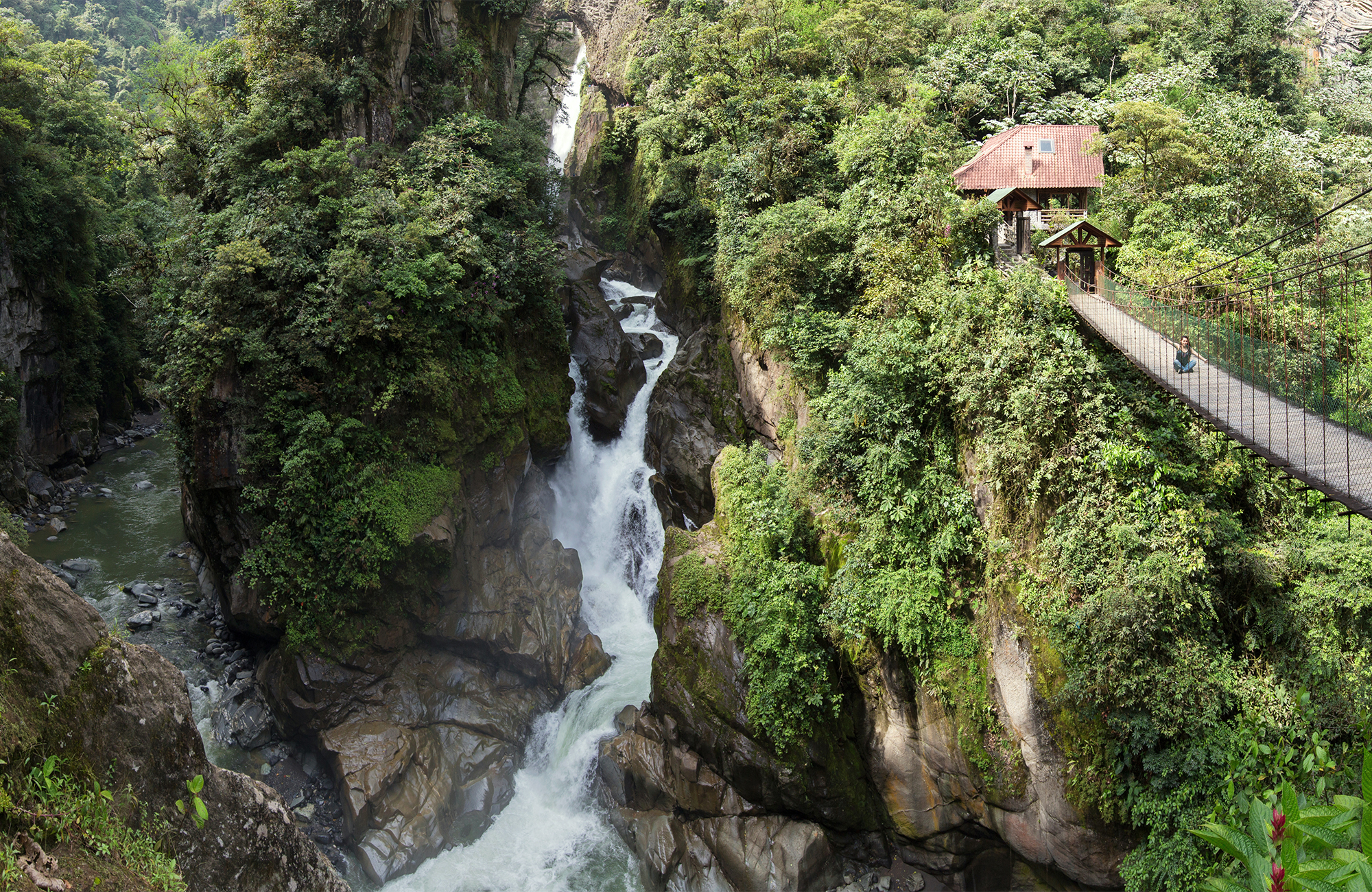 Brug bij een waterval in Ecuador | Rondreizen Ecuador | KILROY