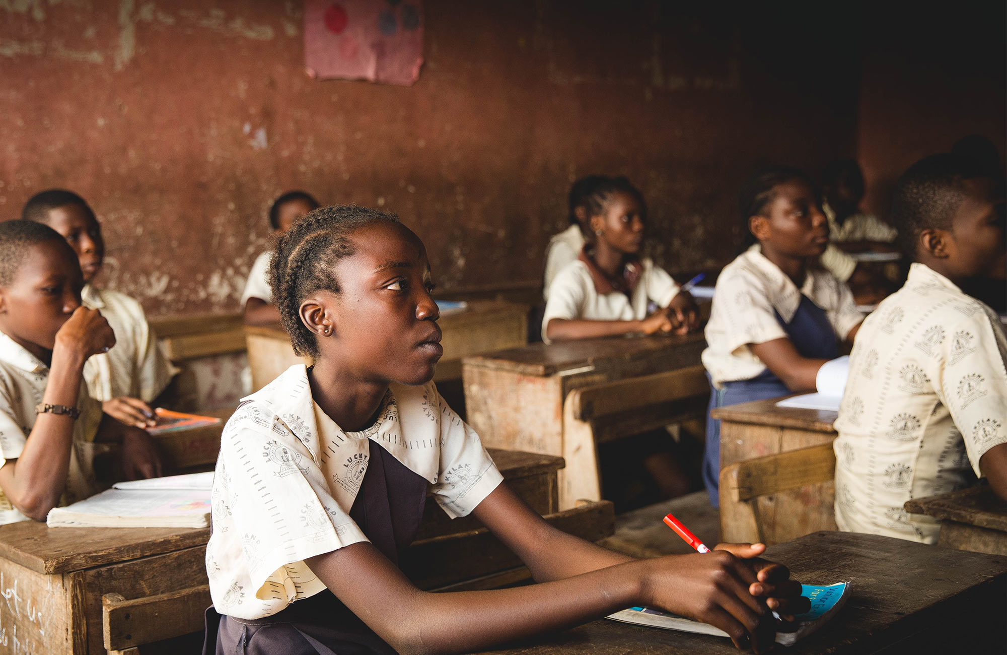 Kinderen in een klaslokaal krijgen les | Vrijwilligerswerk in Afrika | KILROY