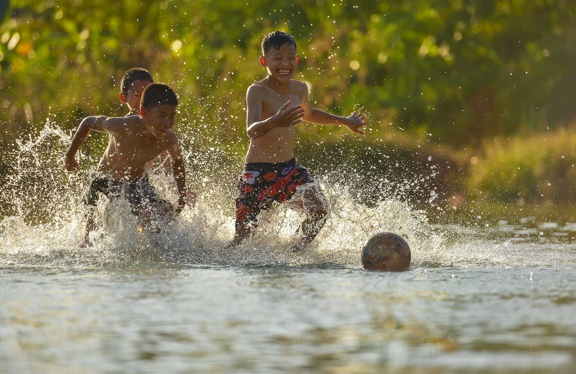 Spelende kinderen in water | Vrijwilligerswerk in Azië | KILROY