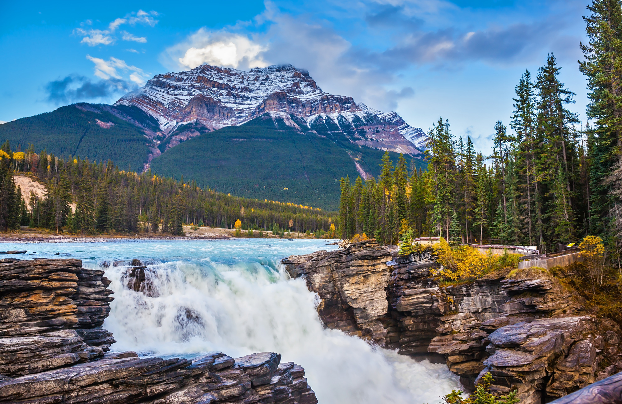 Thabasca waterval in Jasper National Park in Canada | KILROY