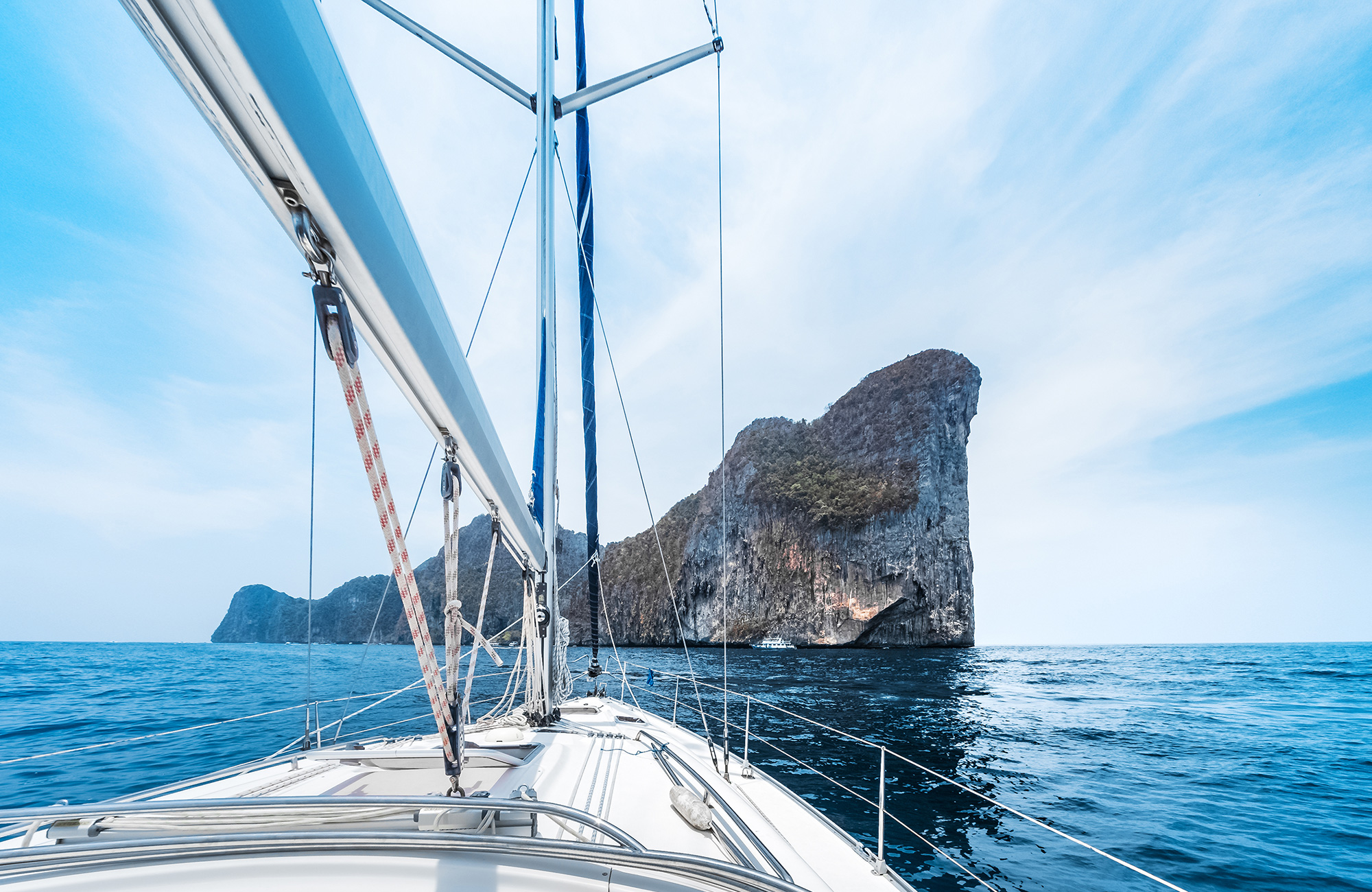 Rotsen in de zee vanaf een zeilboot | Zeilen in Thailand | KILROY