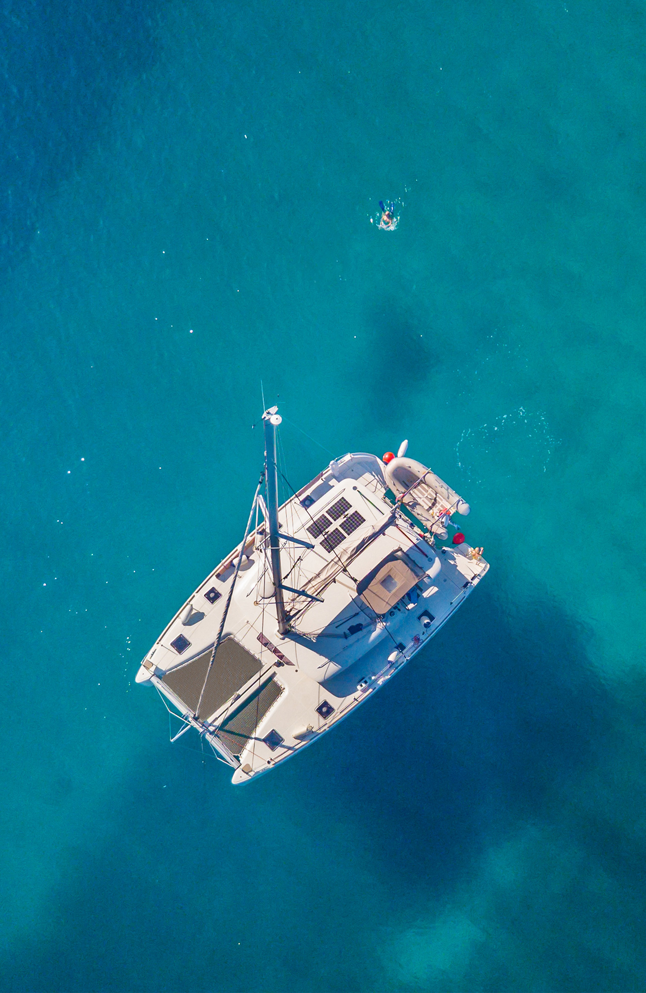 Zeilboot gezien van bovenaf | Zeilen in het Caribisch gebied | KILROY