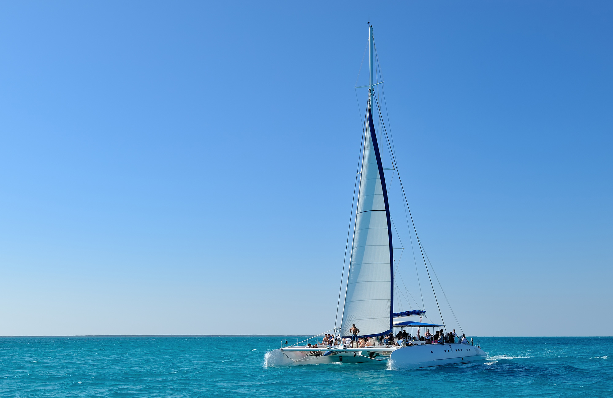 Catamaran op open zee | Zeilen in het Caribisch gebied | KILROY