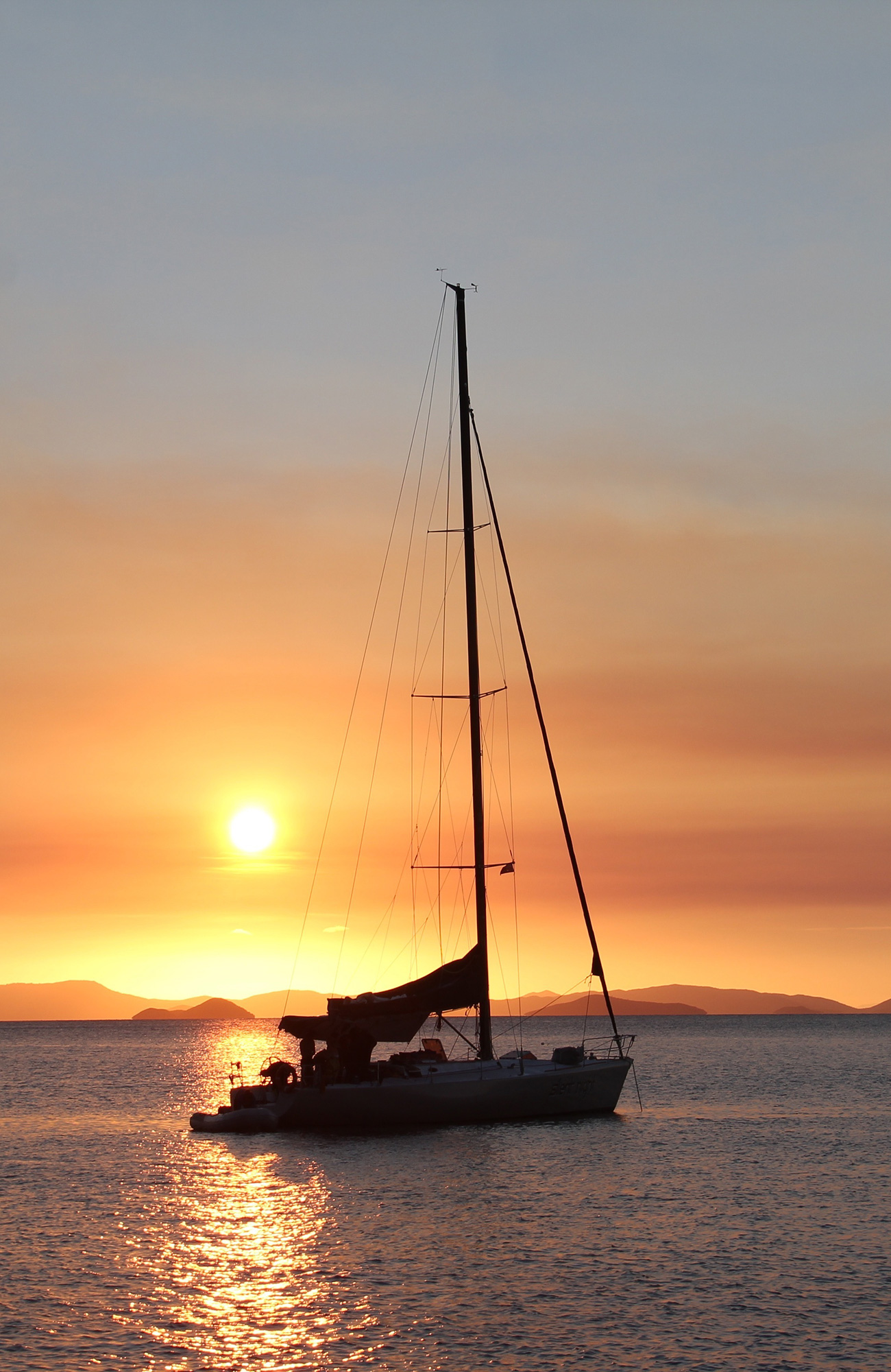 Zeilboot op het water bij zonsondergang | Zeilen in Australië | KILROY