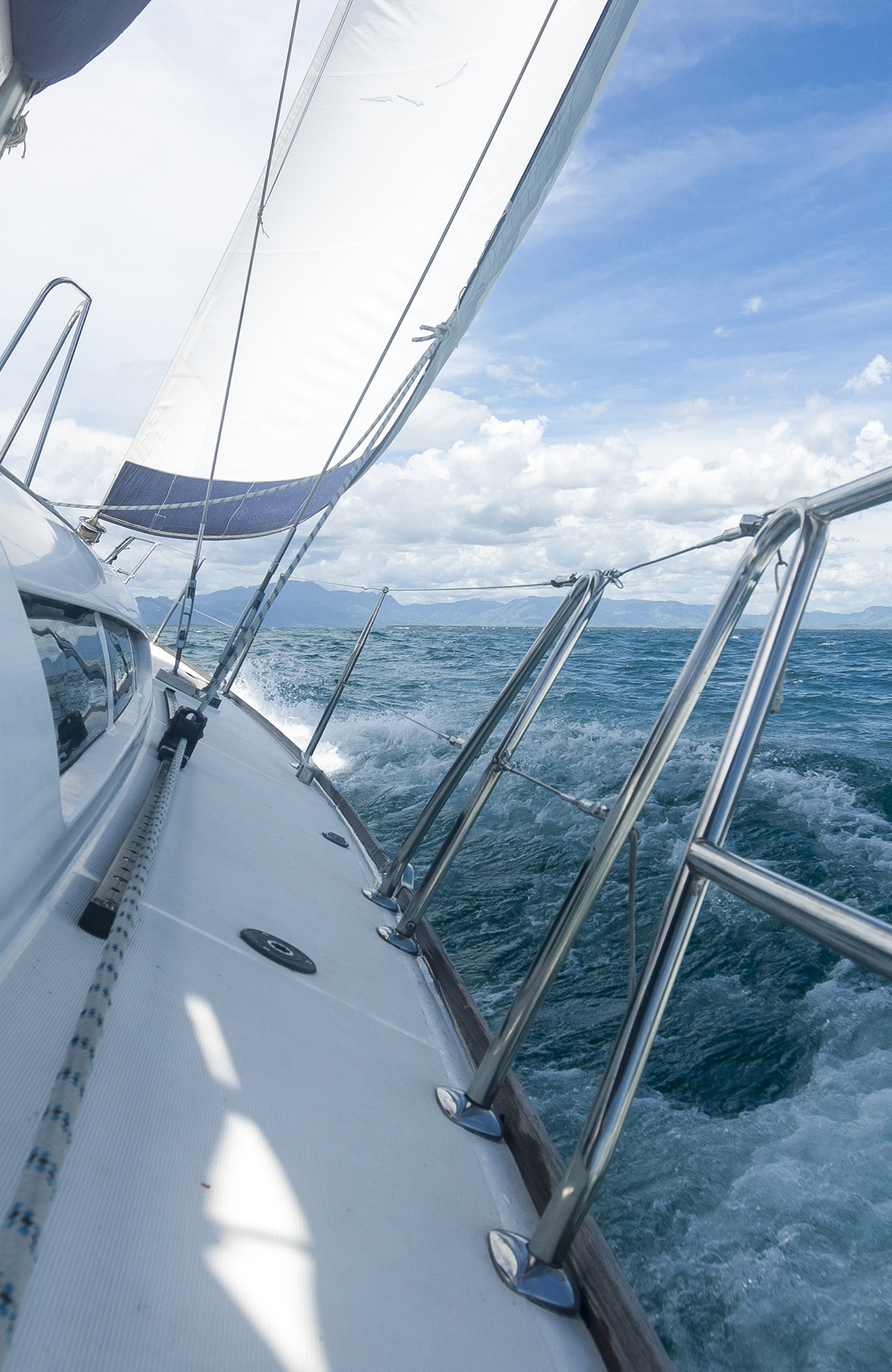 Zeilboot vaart op het water | Zeilen op Fiji | KILROY