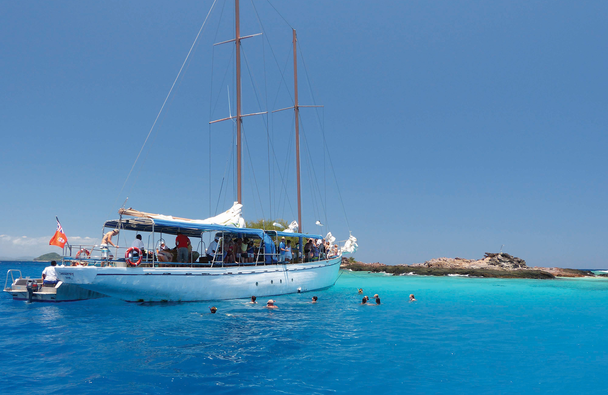 Zeilboot voor de kust met mensen in het water | Zeilen op Fiji | KILROY