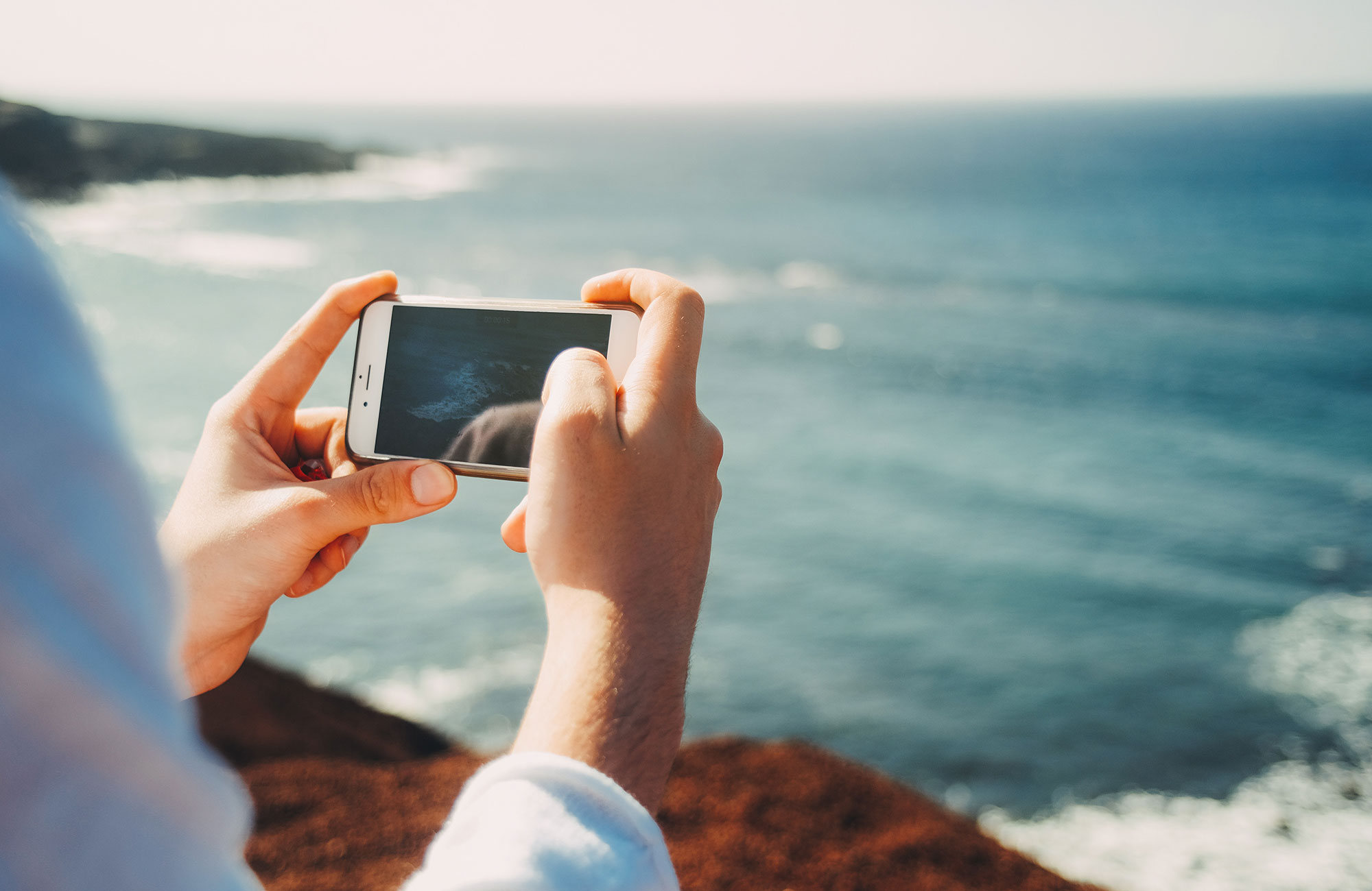 travel-planning-using-smartphone-abroad-cover