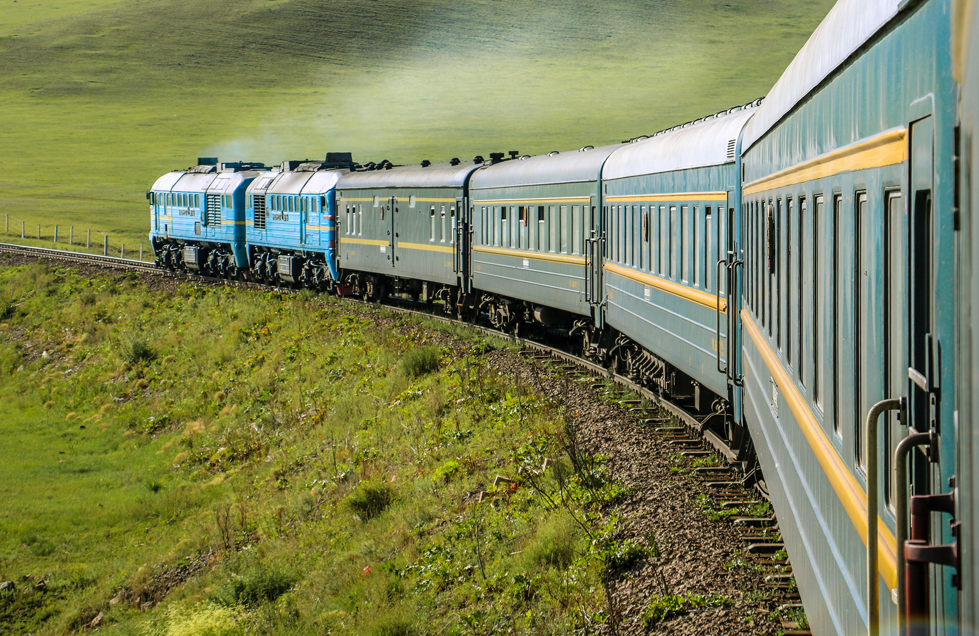 Trein rijdt door groen landschap | Vervoer buitenland | KILROY