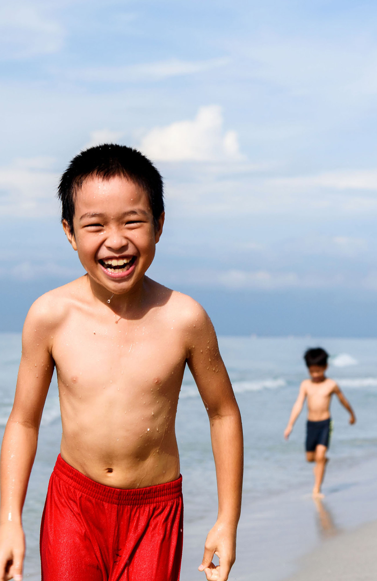 Jongen op het strand in Thailand | Vrijwilligerswerk in Azië | KILROY