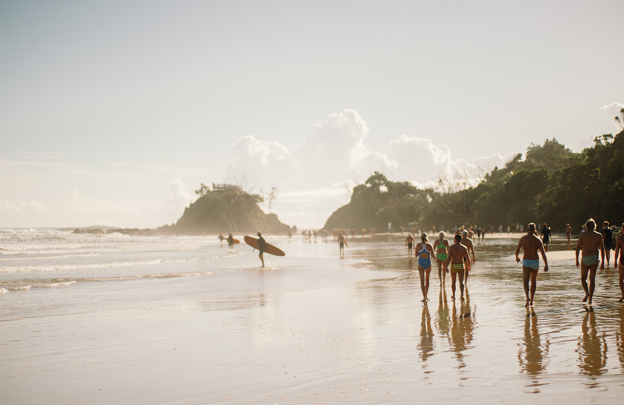 Surfers en andere reizigers op het strand van Byron Bay | KILROY