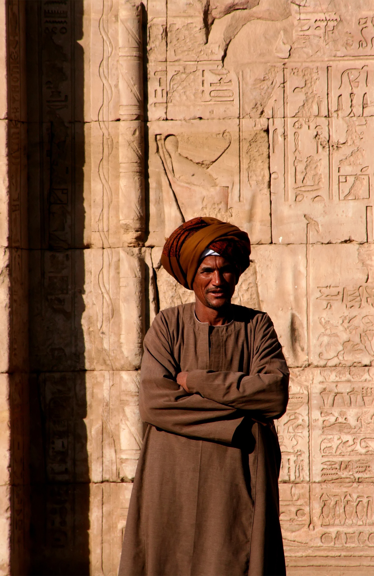Man voor piramide in Caïro