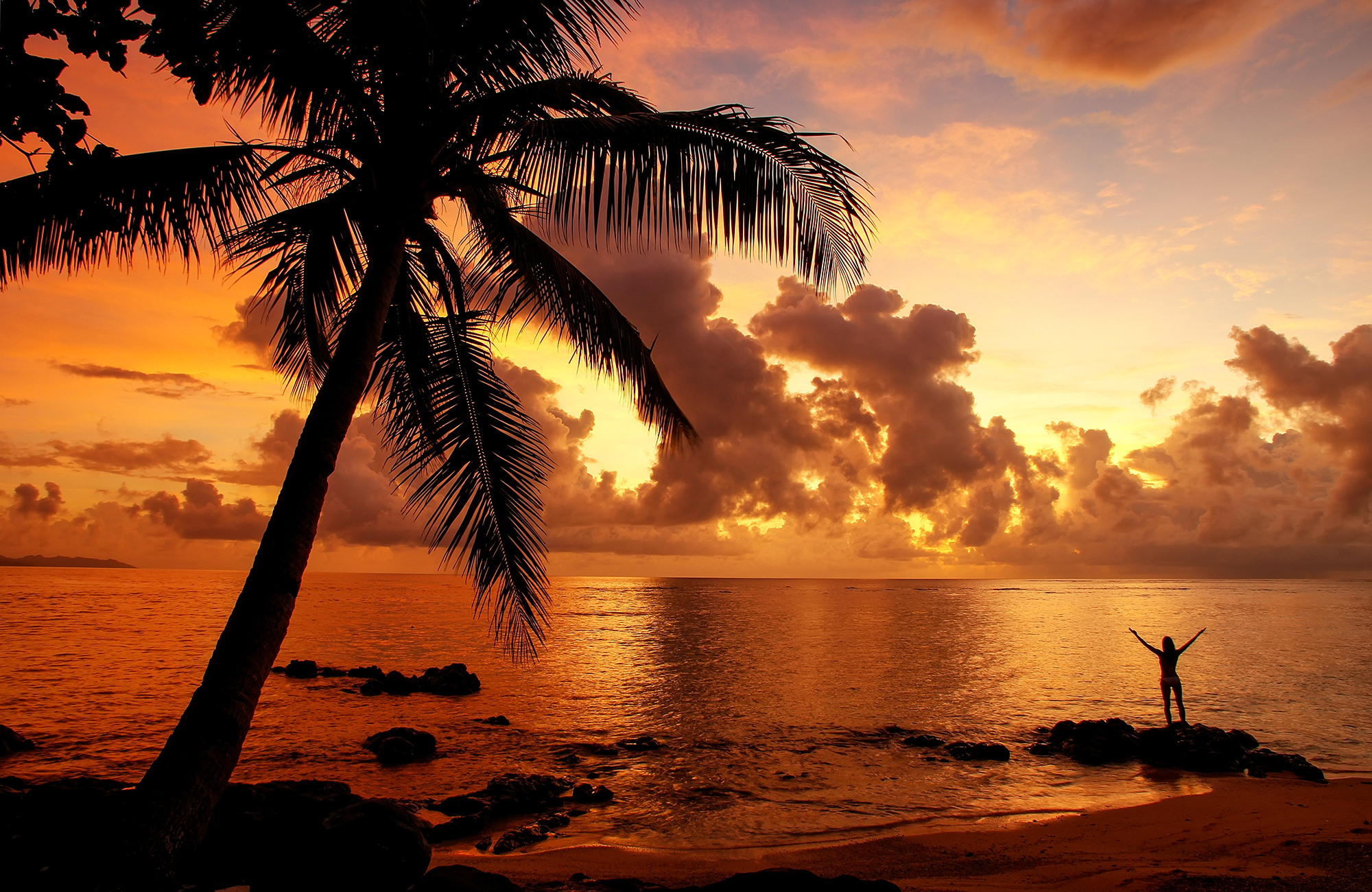 Vrouw geniet van de zonsondergang op het Taveuni eiland op Fiji | KILROY
