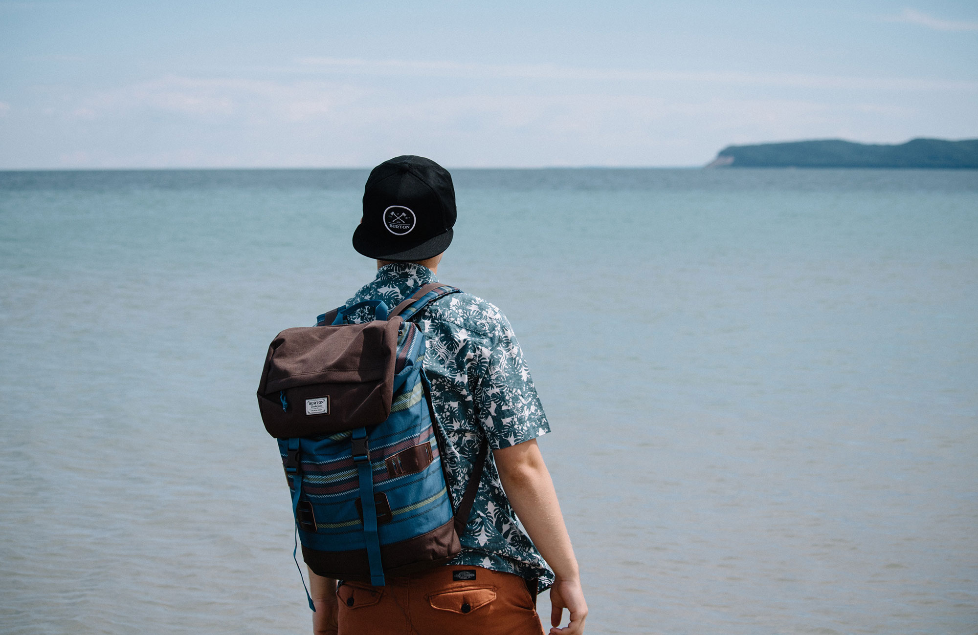 theme-travelling-alone-man-ocean