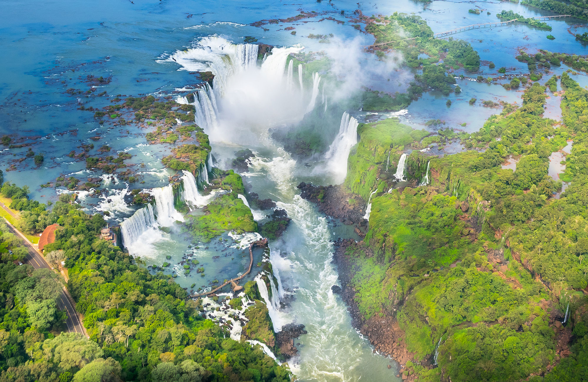 Luchtbeeld van de Iguazúwatervallen bij de grens tussen Argentinië en Brazilië, omringd door groene jungles
