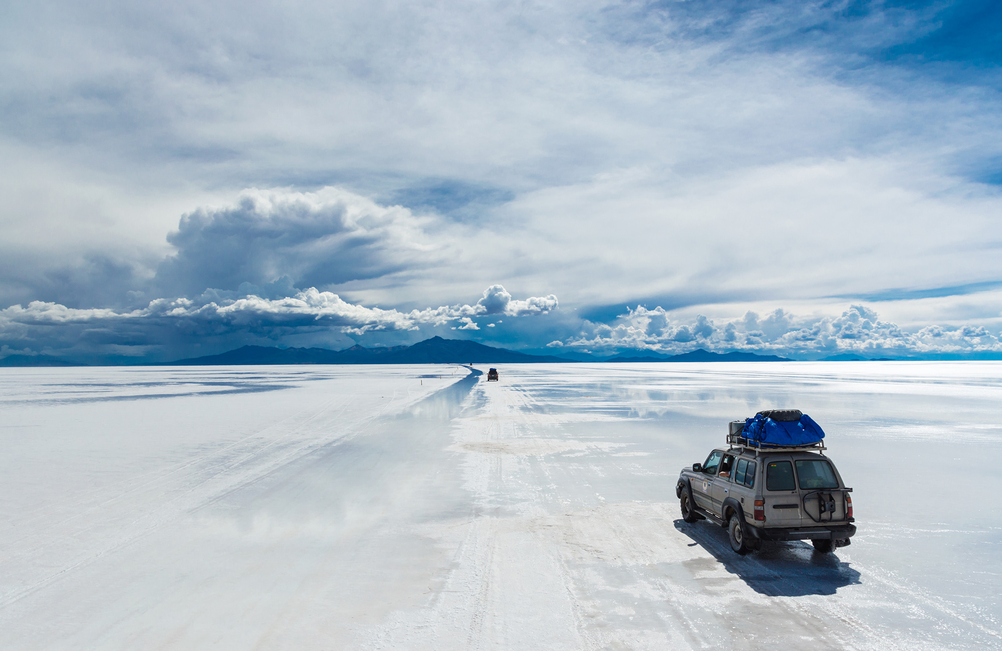 bolivia-salar-de-uyuni-of-road-cars-driving-in-the-white-landscape