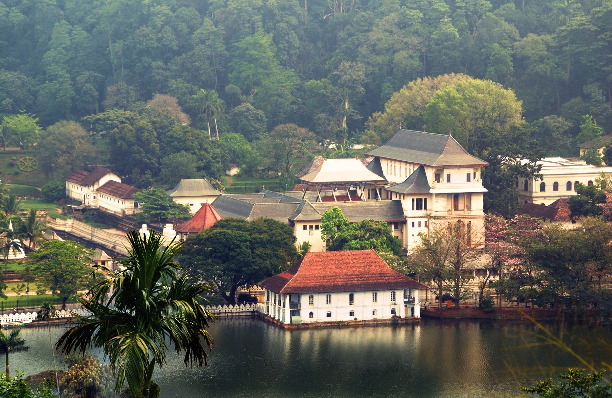 kandy-sri-lanka-temple-of-tooth