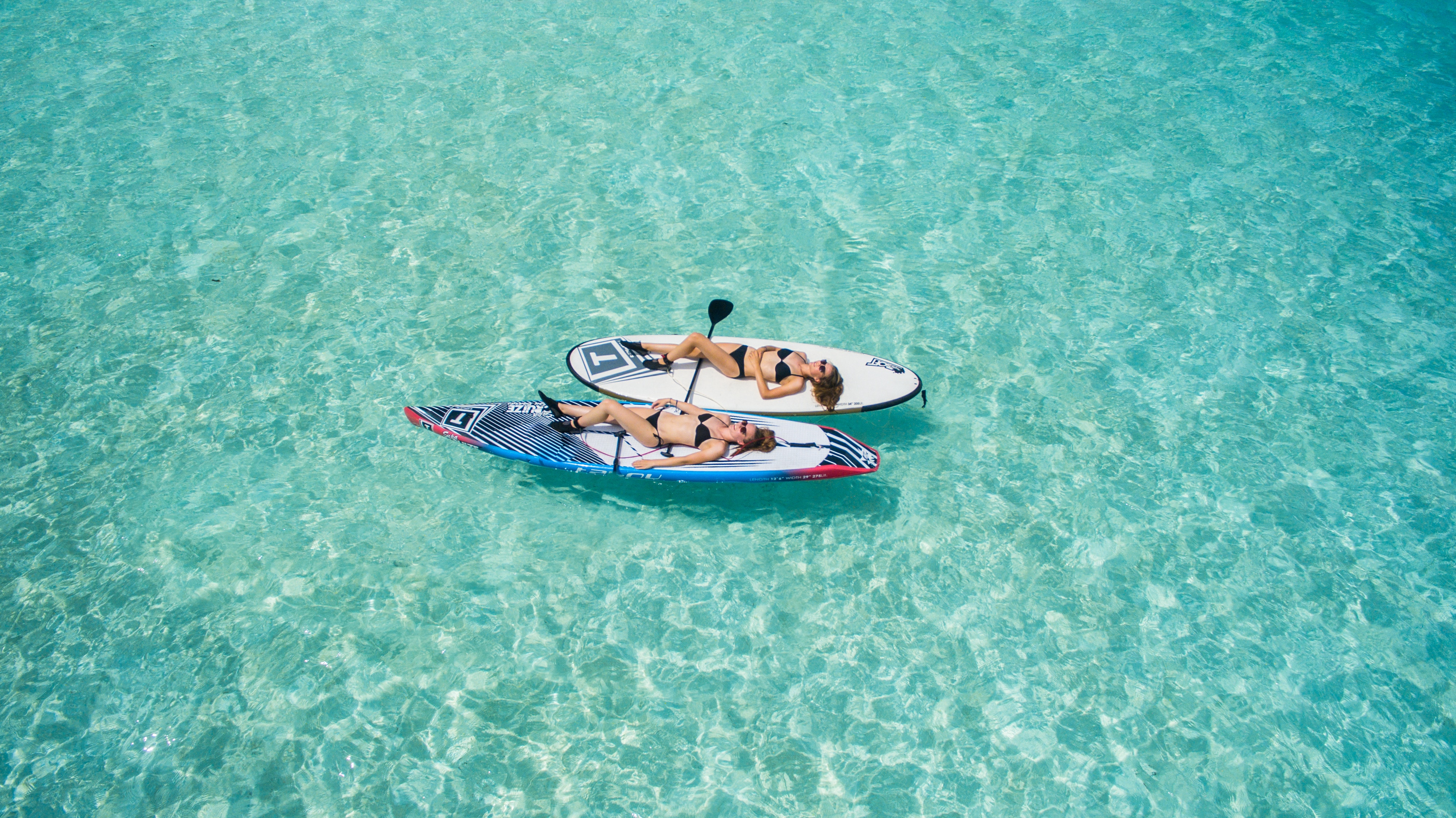 Twee dames op een paddle board in de Indische Oceaan