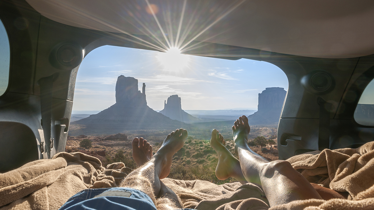 monument-valley-car