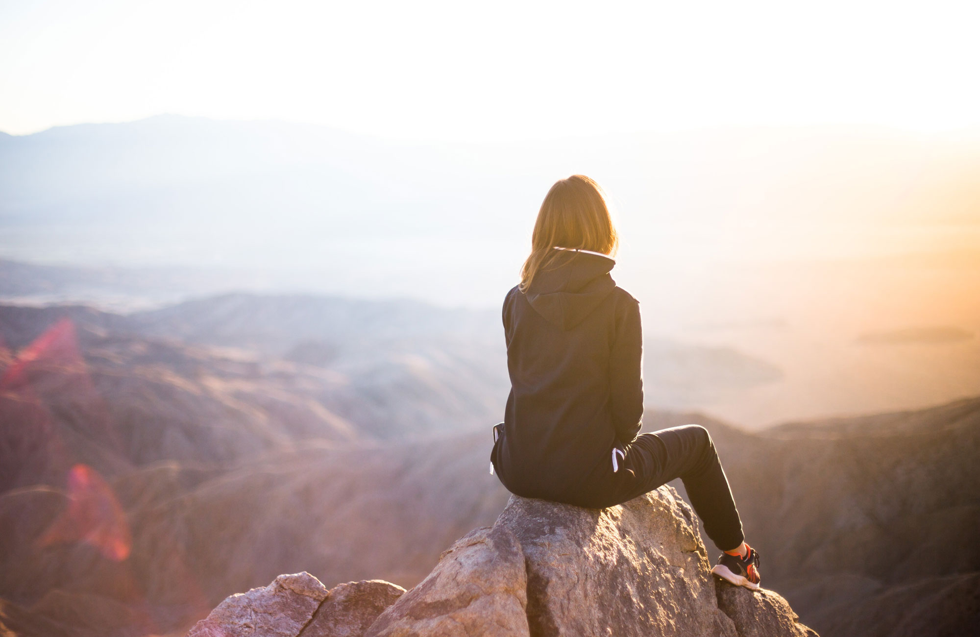 girl-looking-over-mountain-cover
