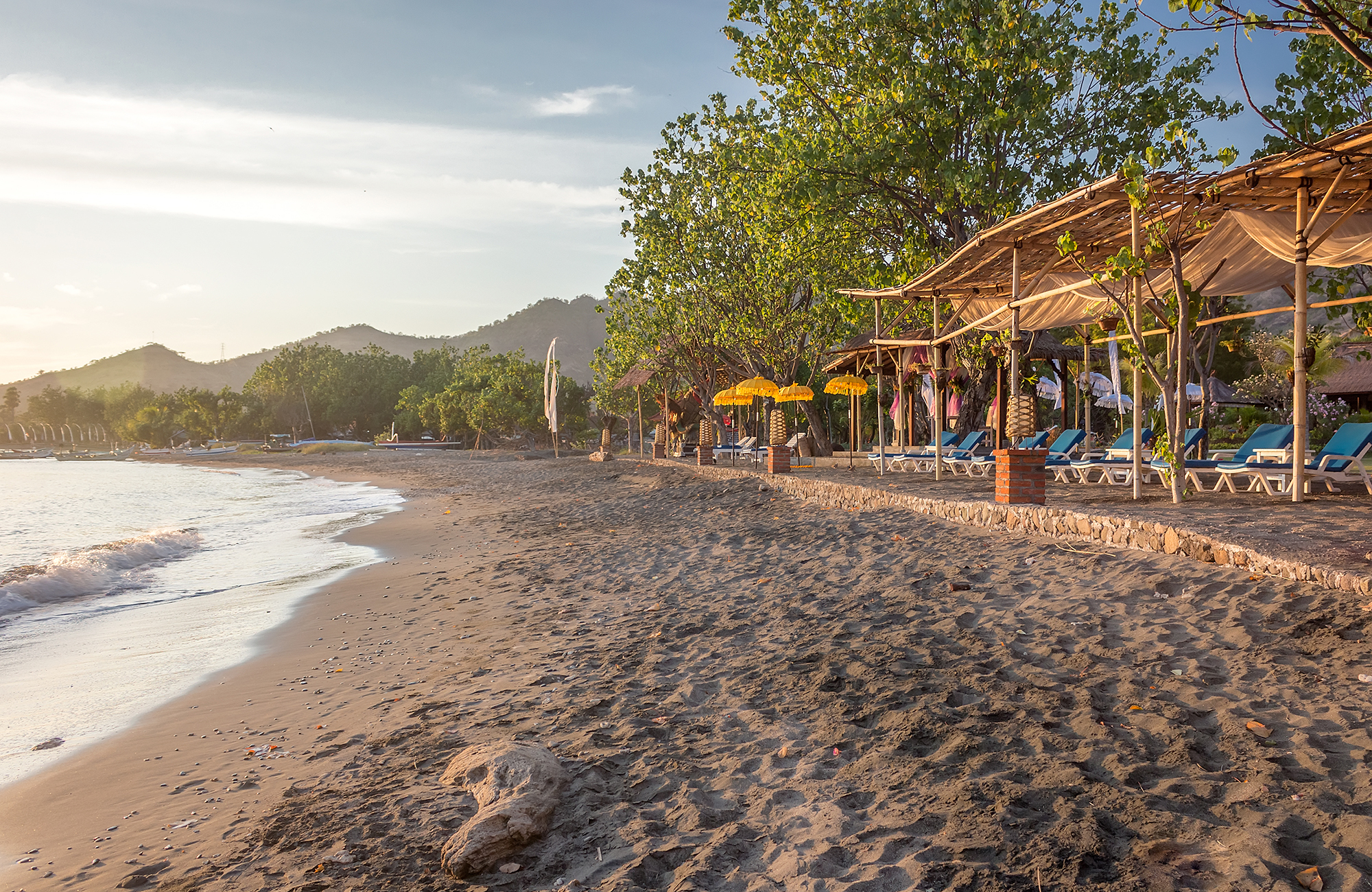 Zandstrand Pemutran op Bali in Indonesië