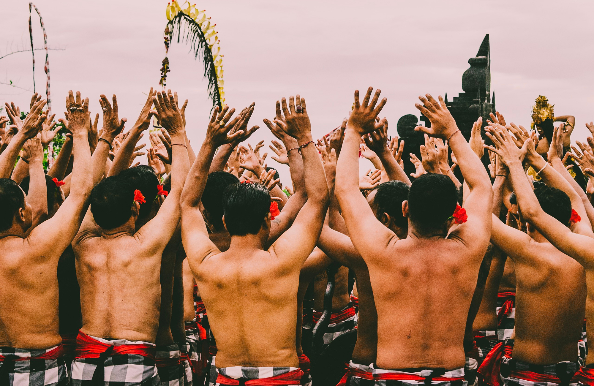 Mannen die dansen tijdens een culturele viering op het eiland Bali in Indonesië