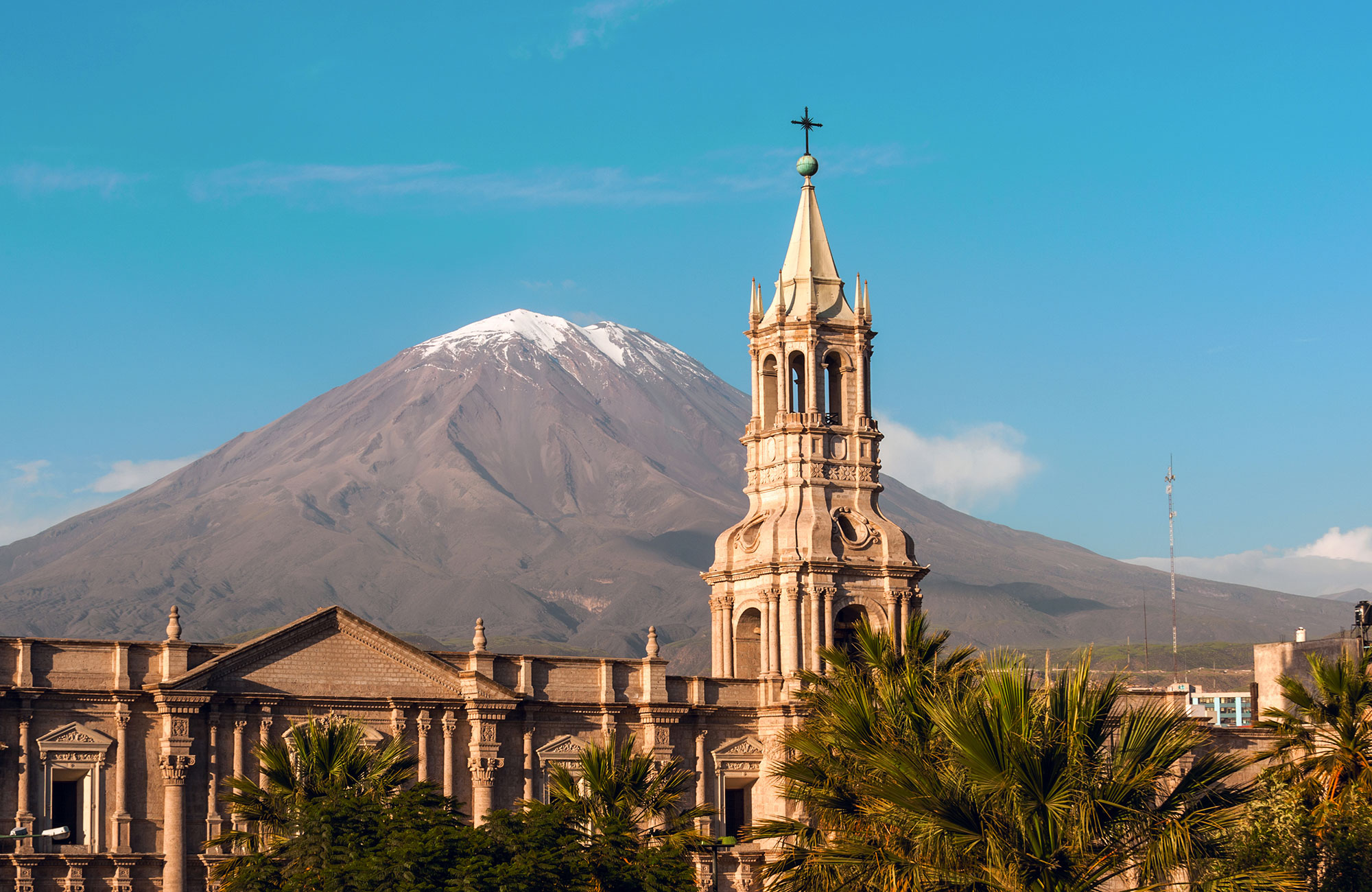 Kerk in Arequipa met een berg in de achtergrond in Peru