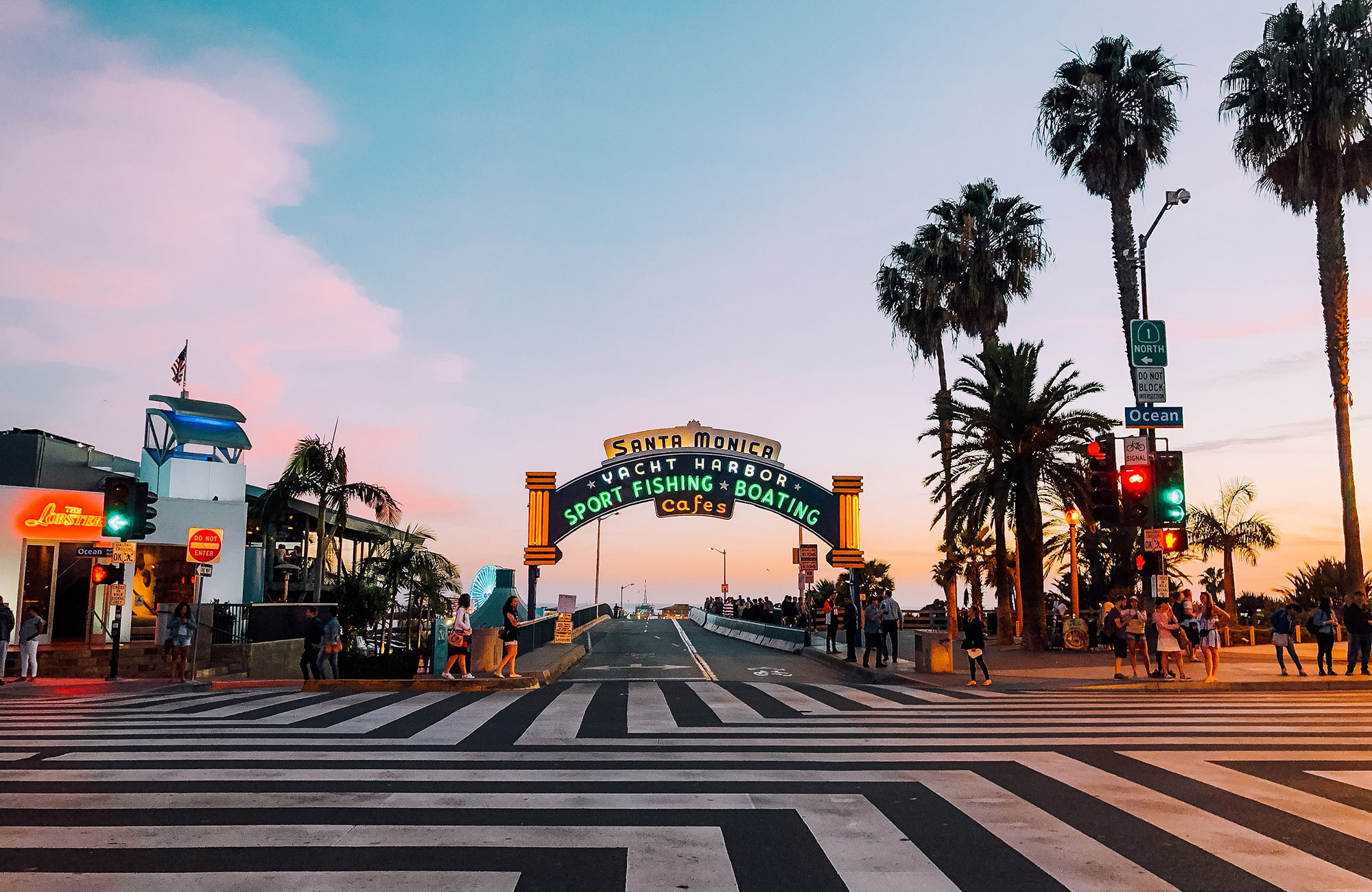 Straat in Santa Monica in de VS in de avond tijdens golden hour met een aantal mensen