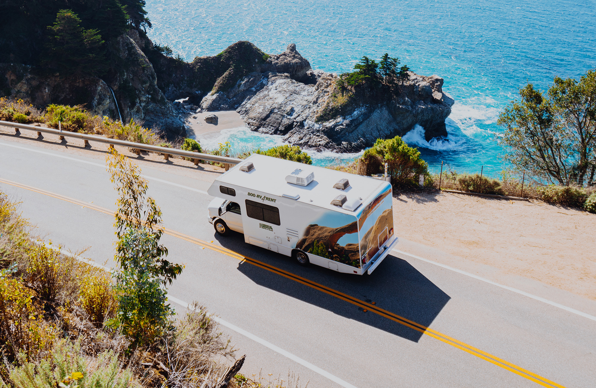 Camper rijdt langs de kust van Amerika tijdens een camperreis | Camperhuur bij KILROY