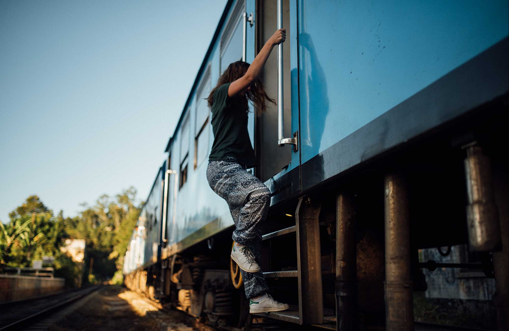 Reiziger klimt in trein | Reizen met de trein | KILROY