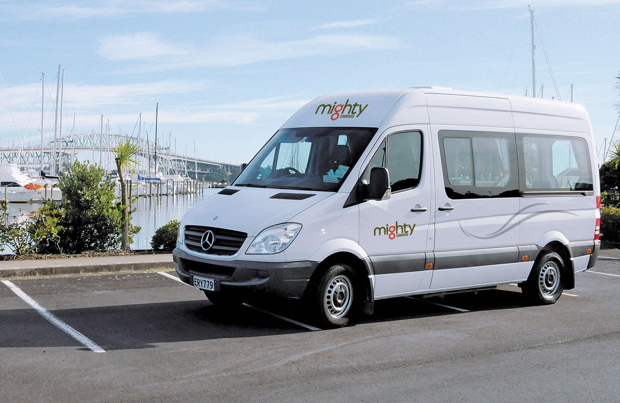 Deuce camper op parkeerplaats in de haven | Camperhuur Australië | KILROY