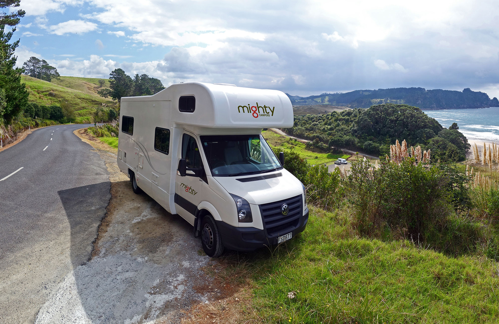 Big Six camper langs de kant van de weg | Camperhuur Australië | KILROY