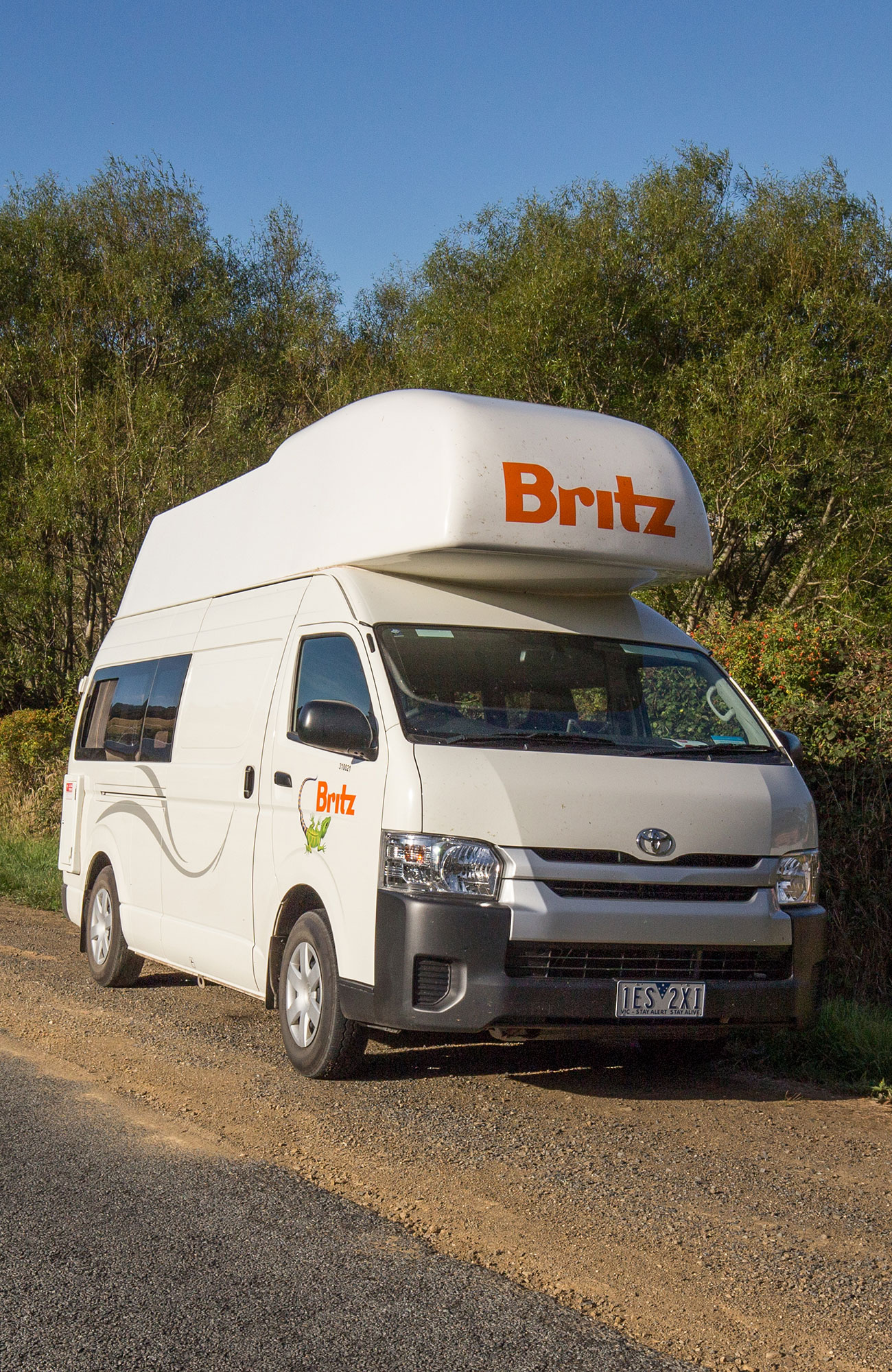 Voyager camper langs de kant van de weg | Camperhuur Australië | KILROY