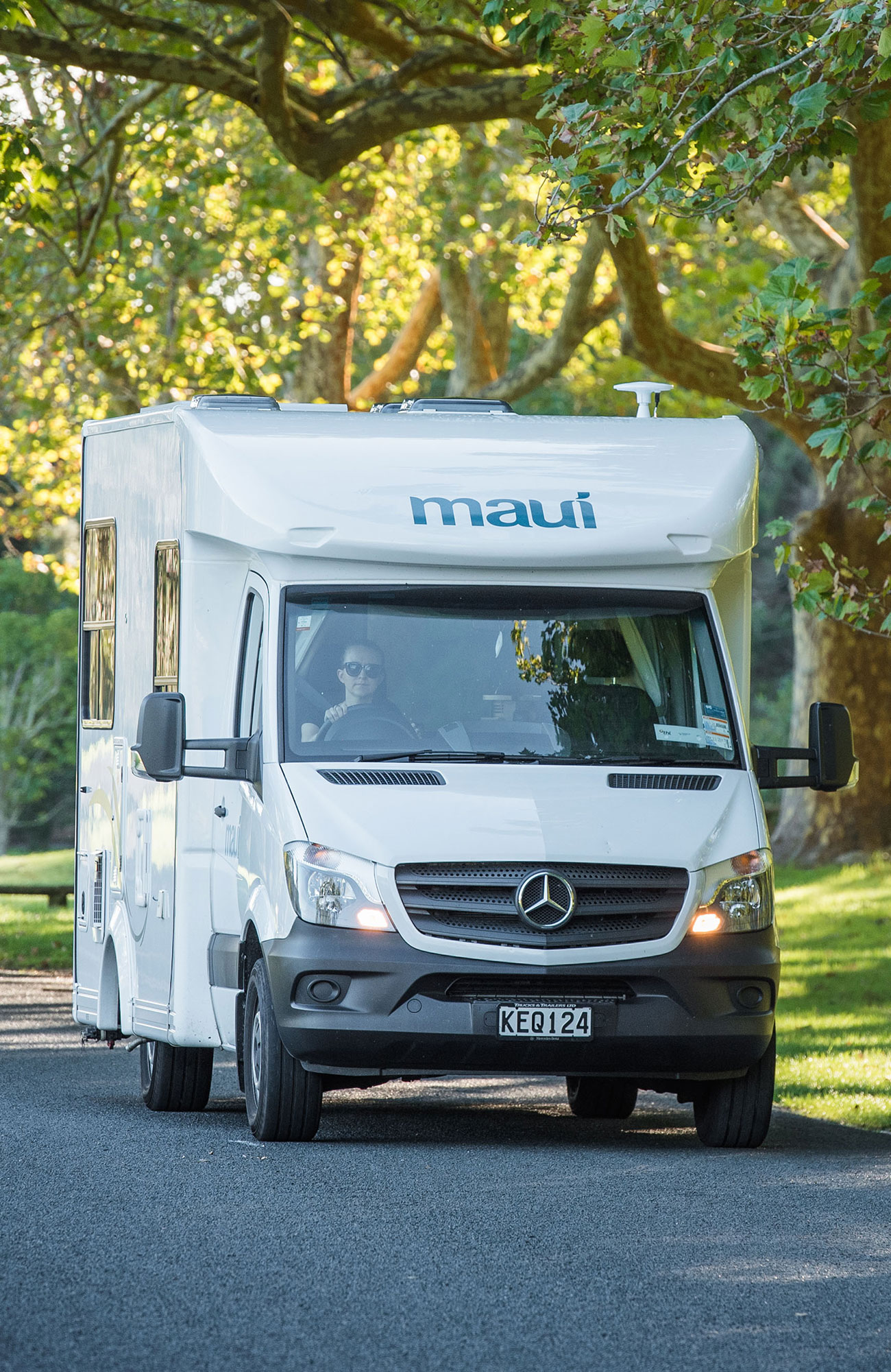 Cascade camper rijdt over de weg | Camperhuur Australië | KILROY