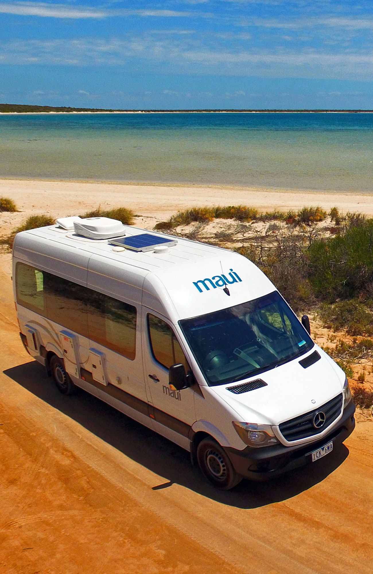 Ultima camper rijdt over de weg | Camperhuur Australië | KILROY