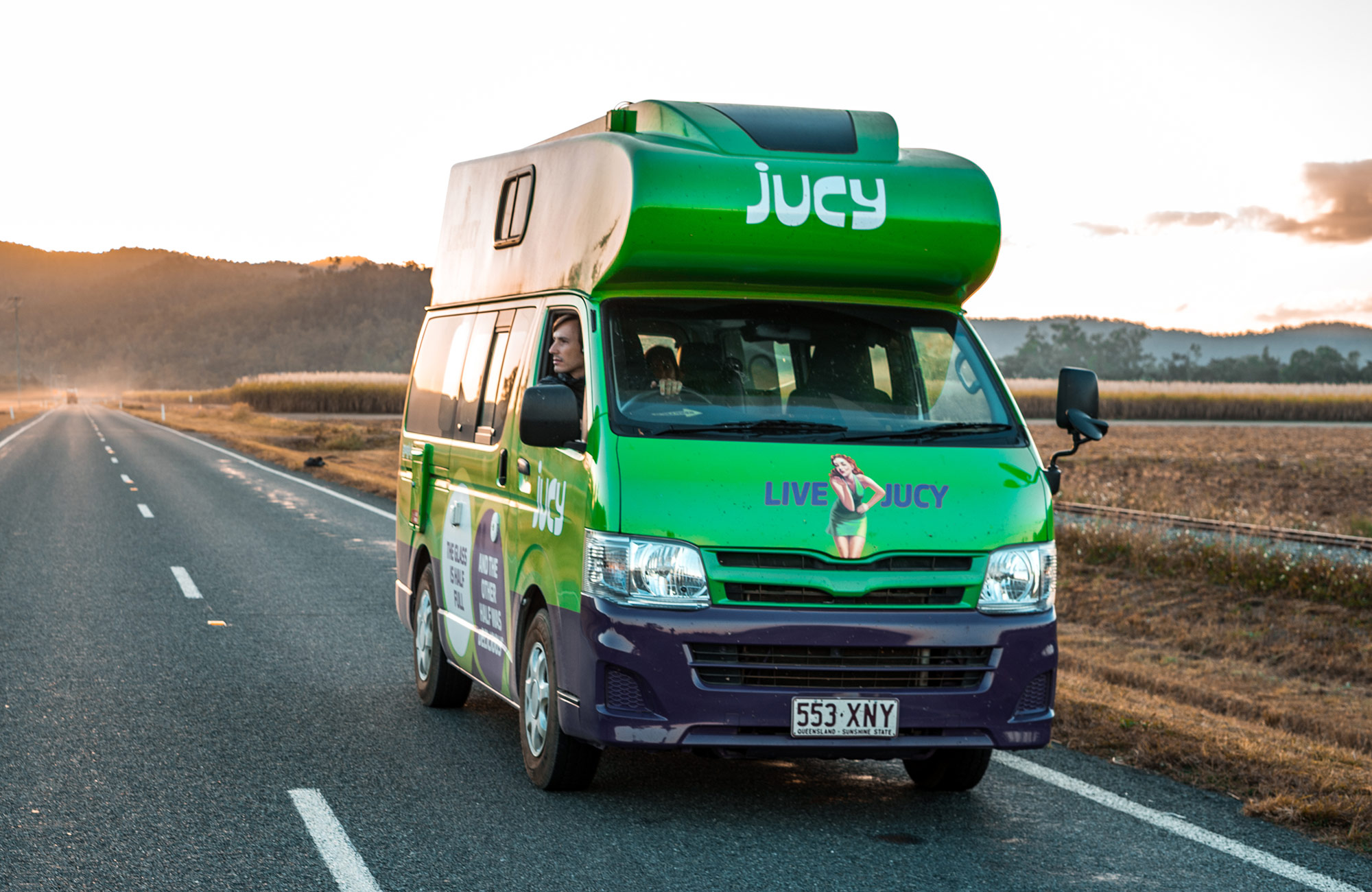 Condo camper rijdt over de weg | Camperhuur Australië | KILROY