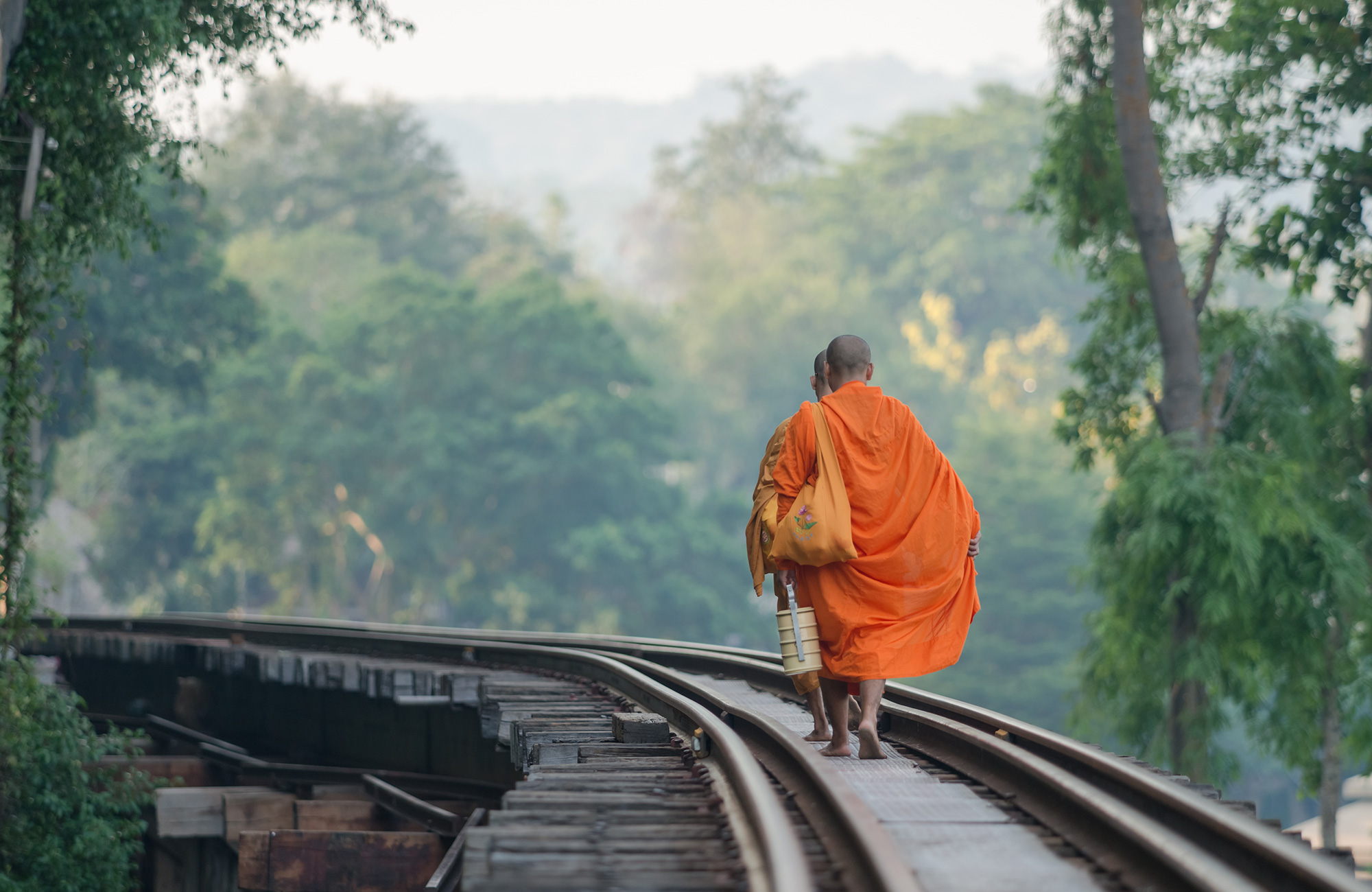 Spoorweg met twee monniken in Kanchanaburi