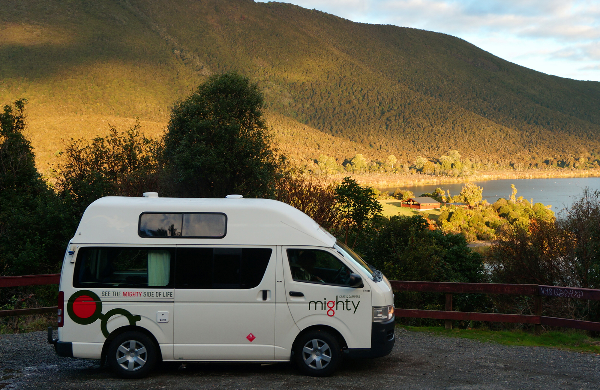Highball camper op parkeerplaats | Camperhuur Nieuw-Zeeland | KILROY