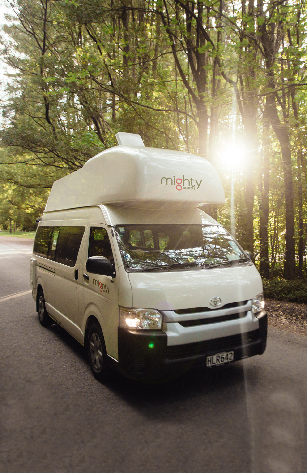Double Down camper rijdt tussen de bomen | Camperhuur Nieuw-Zeeland | KILROY