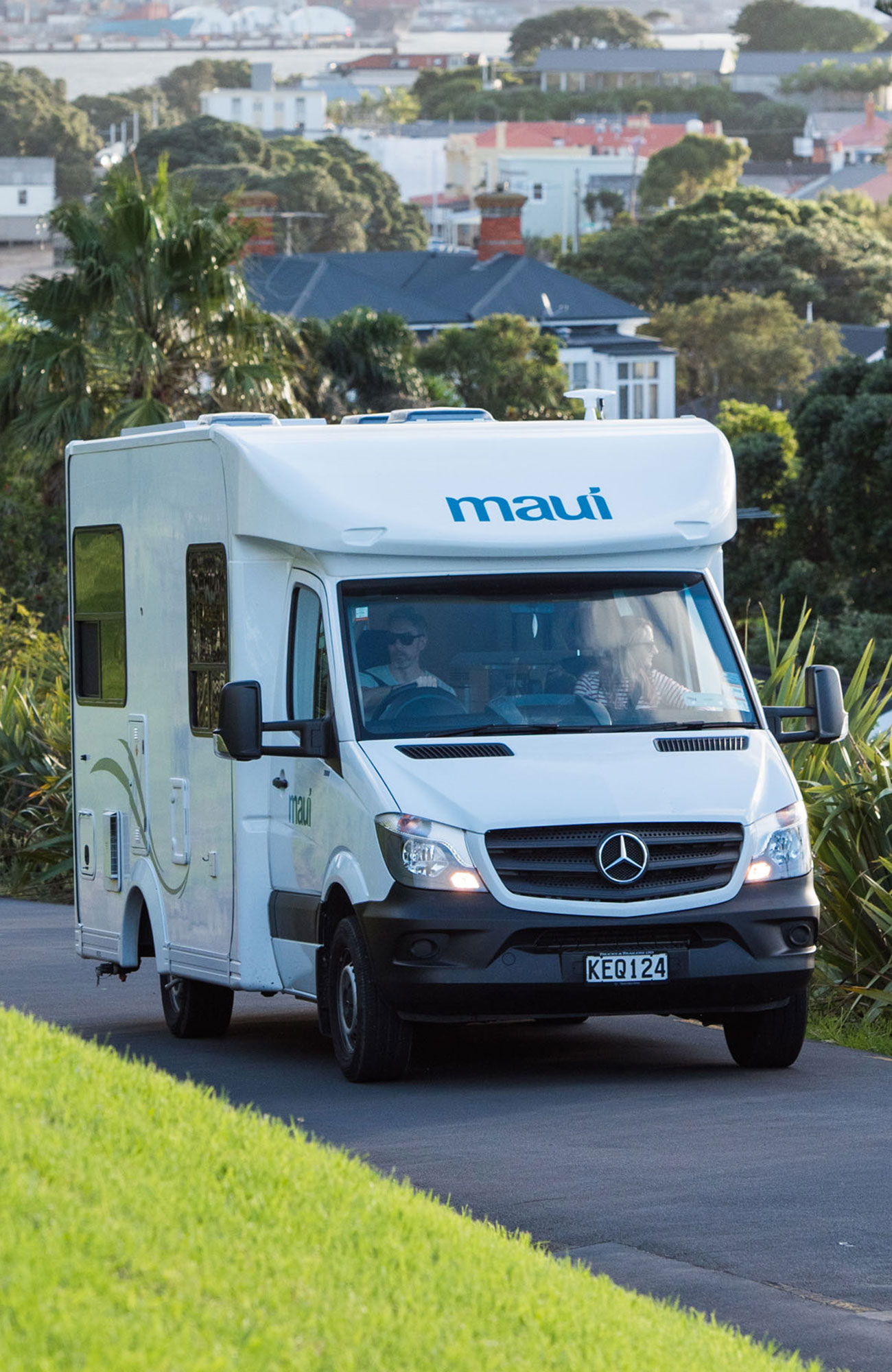 Cascade camper rijdt over de weg | Camperhuur Nieuw-Zeeland | KILROY