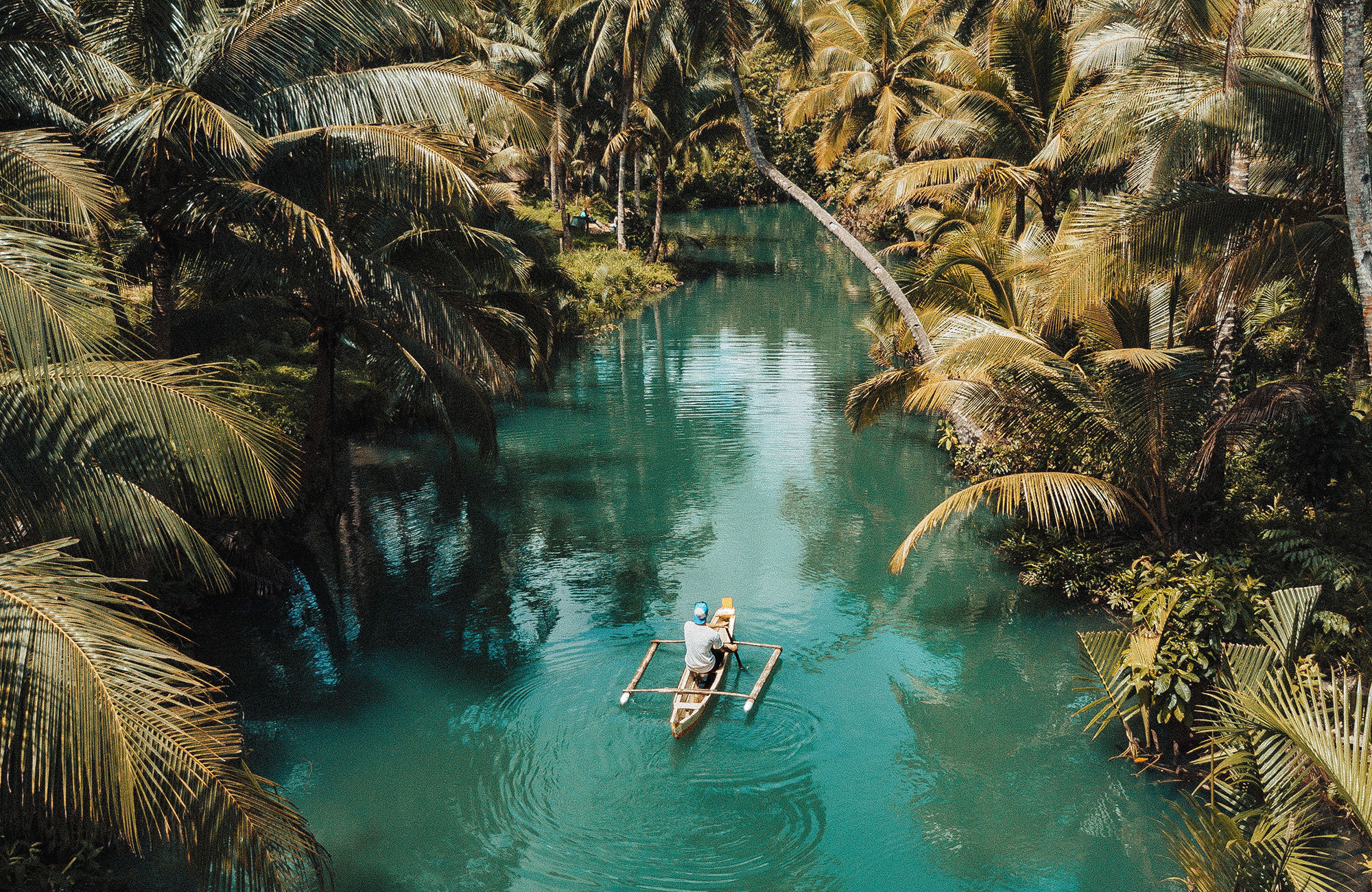 Man in traditionele boot op de Siargao Island River Jungle op de Filipijnen