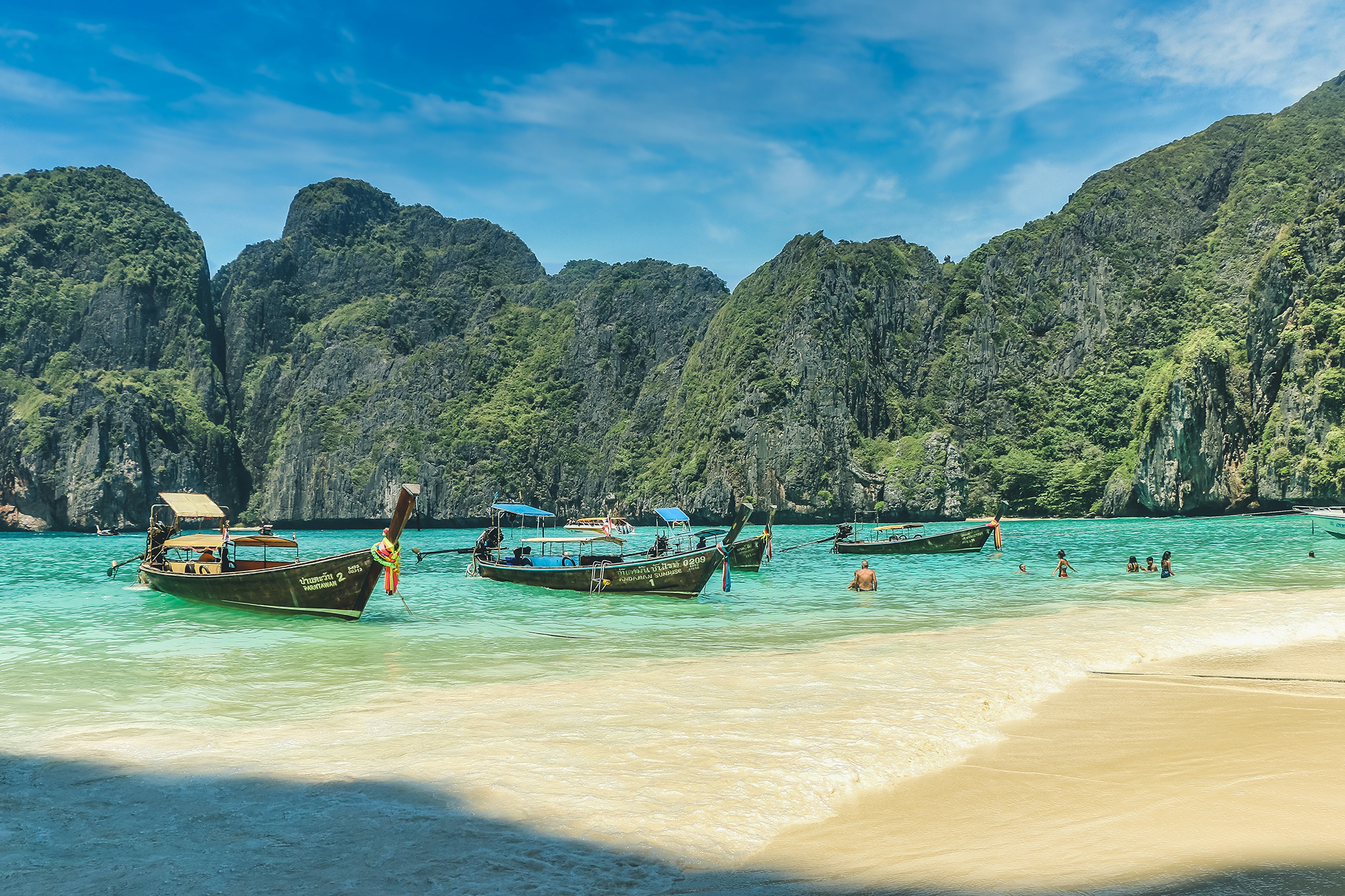 Longtail boten bij Phi Phi